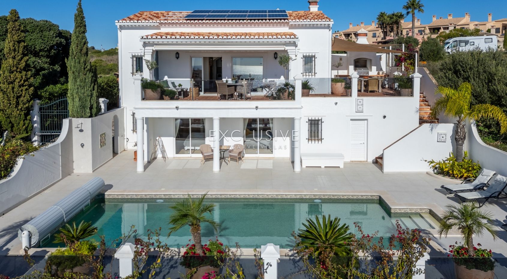 Villa met vier slaapkamers, zeezicht en verwarmd zwembad kopen in Luz, Algarve