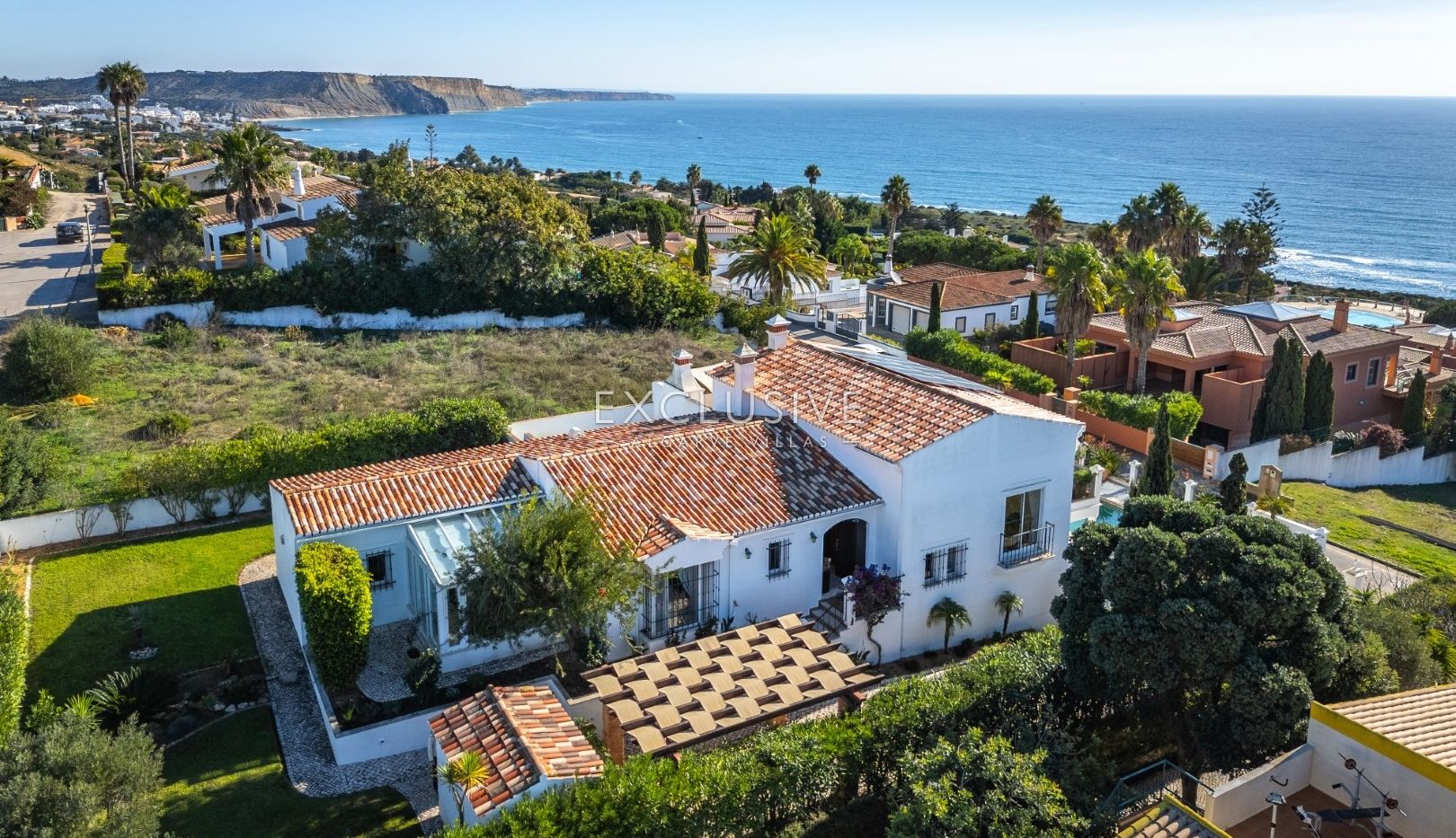 Villa met vier slaapkamers, zeezicht en verwarmd zwembad kopen in Luz, Algarve
