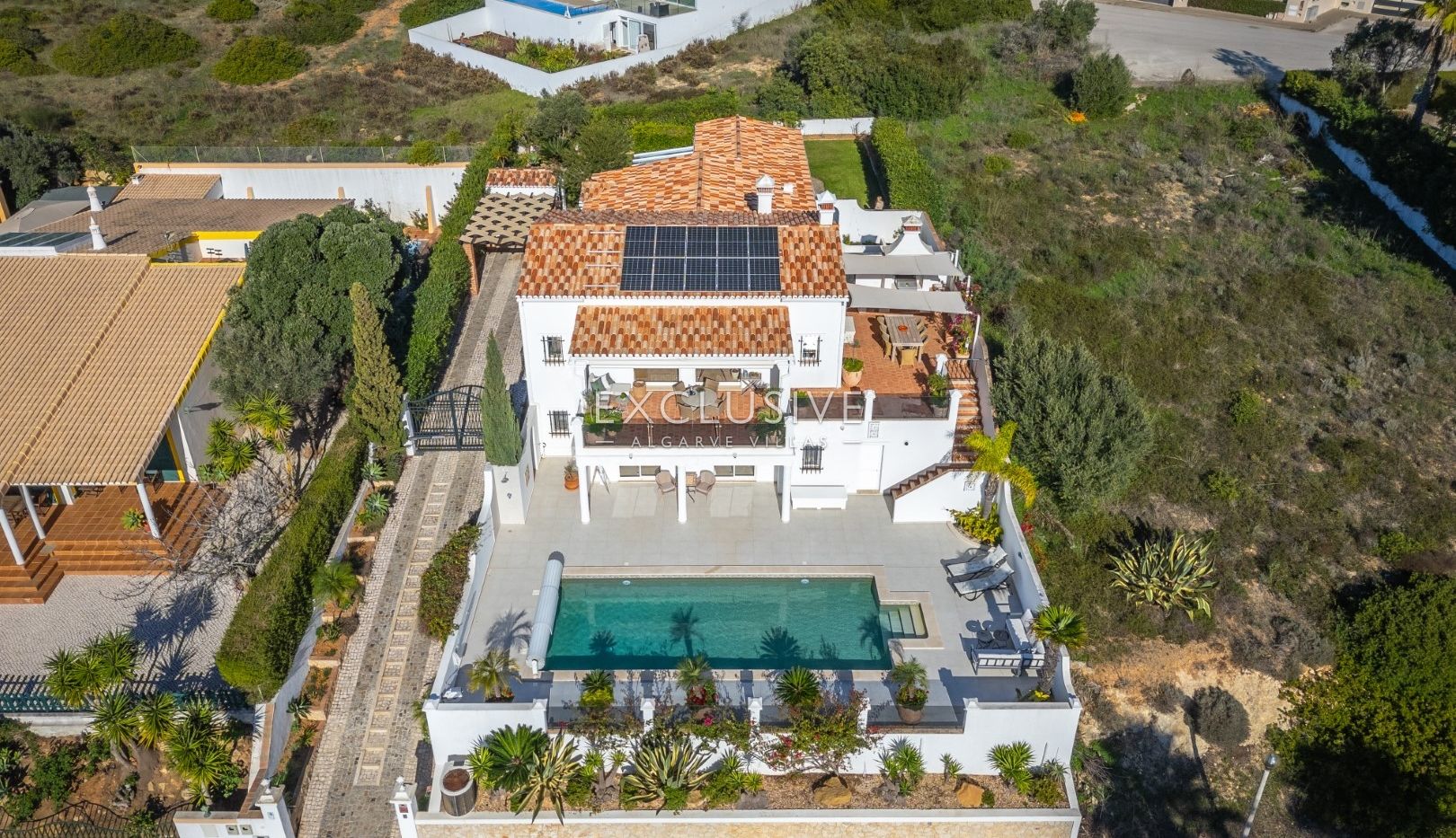 Villa met vier slaapkamers, zeezicht en verwarmd zwembad kopen in Luz, Algarve