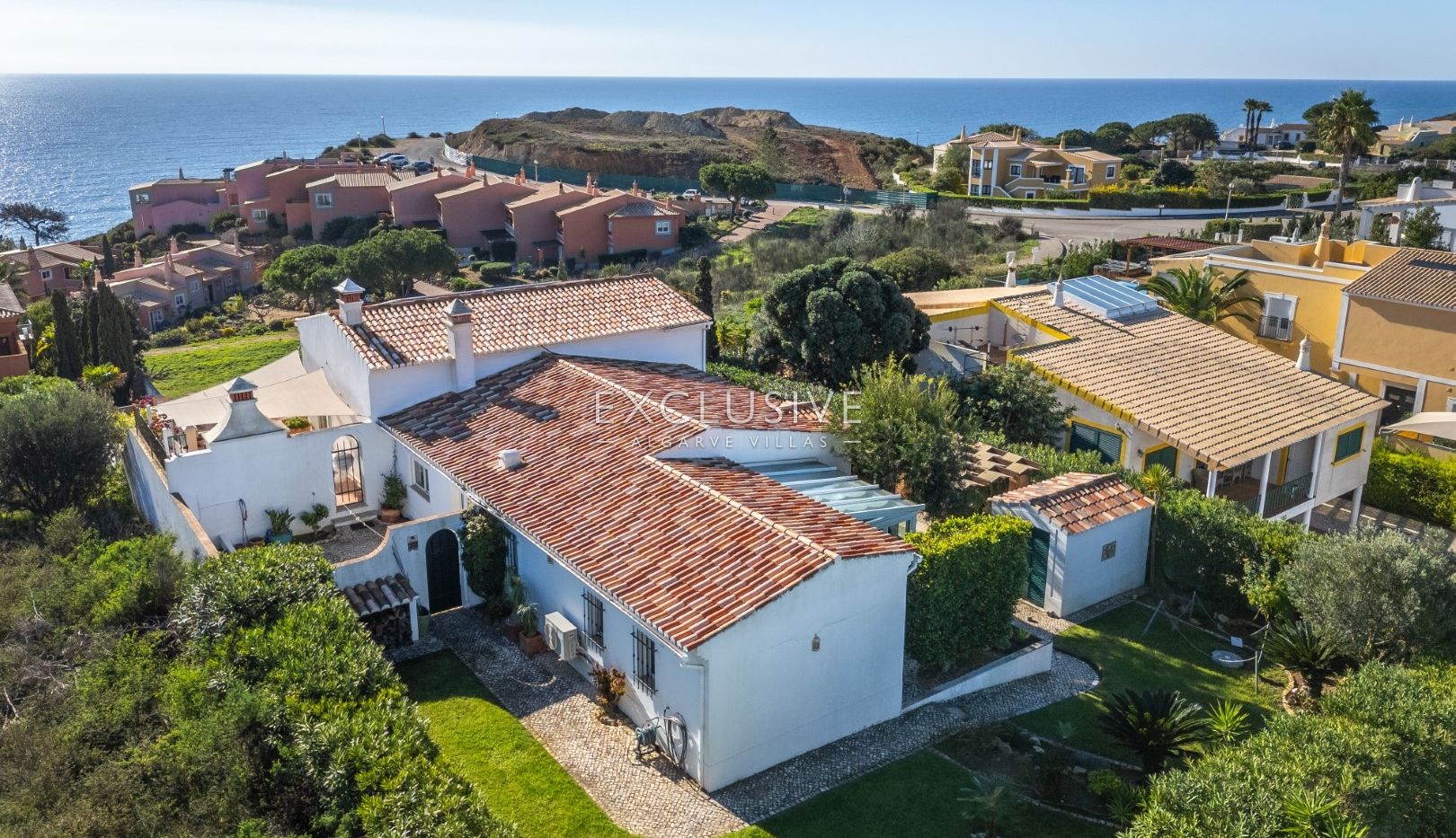 Villa met vier slaapkamers, zeezicht en verwarmd zwembad kopen in Luz, Algarve