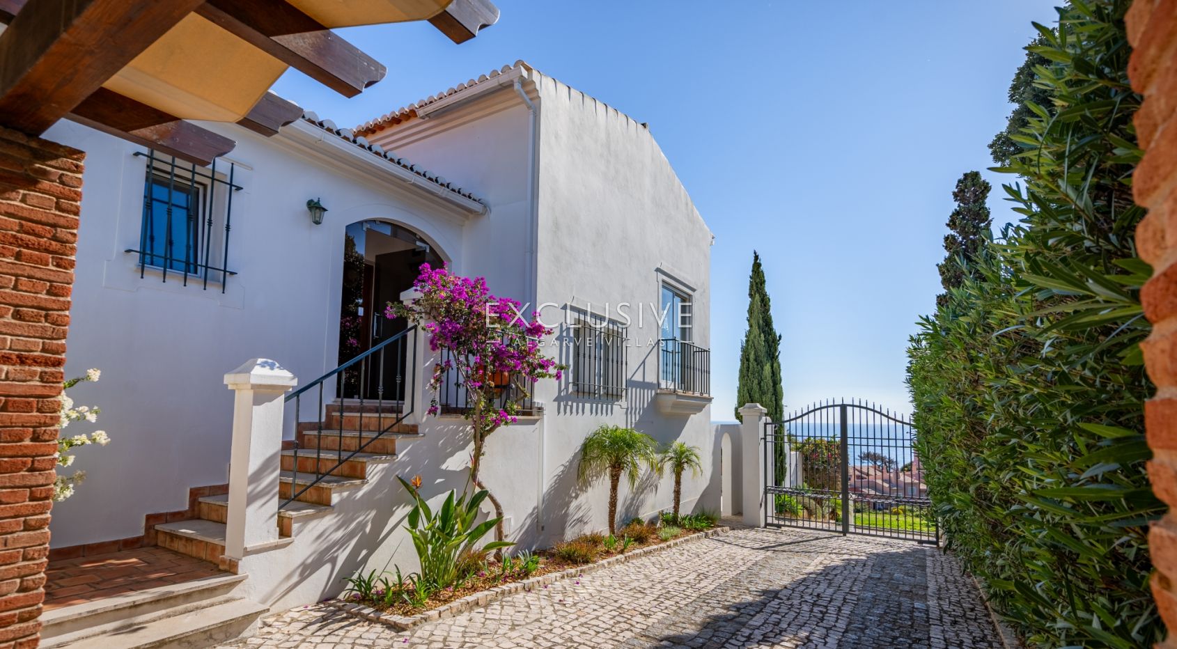 Villa met vier slaapkamers, zeezicht en verwarmd zwembad kopen in Luz, Algarve