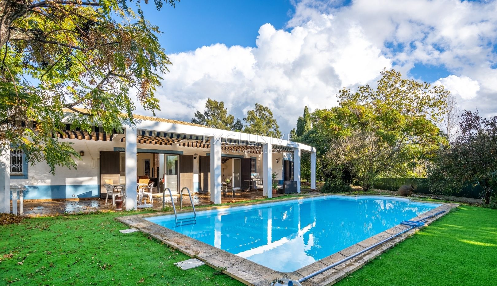 moradia V3+1 com Piscina e Jardim Interior, Carvoeiro, Lagoa