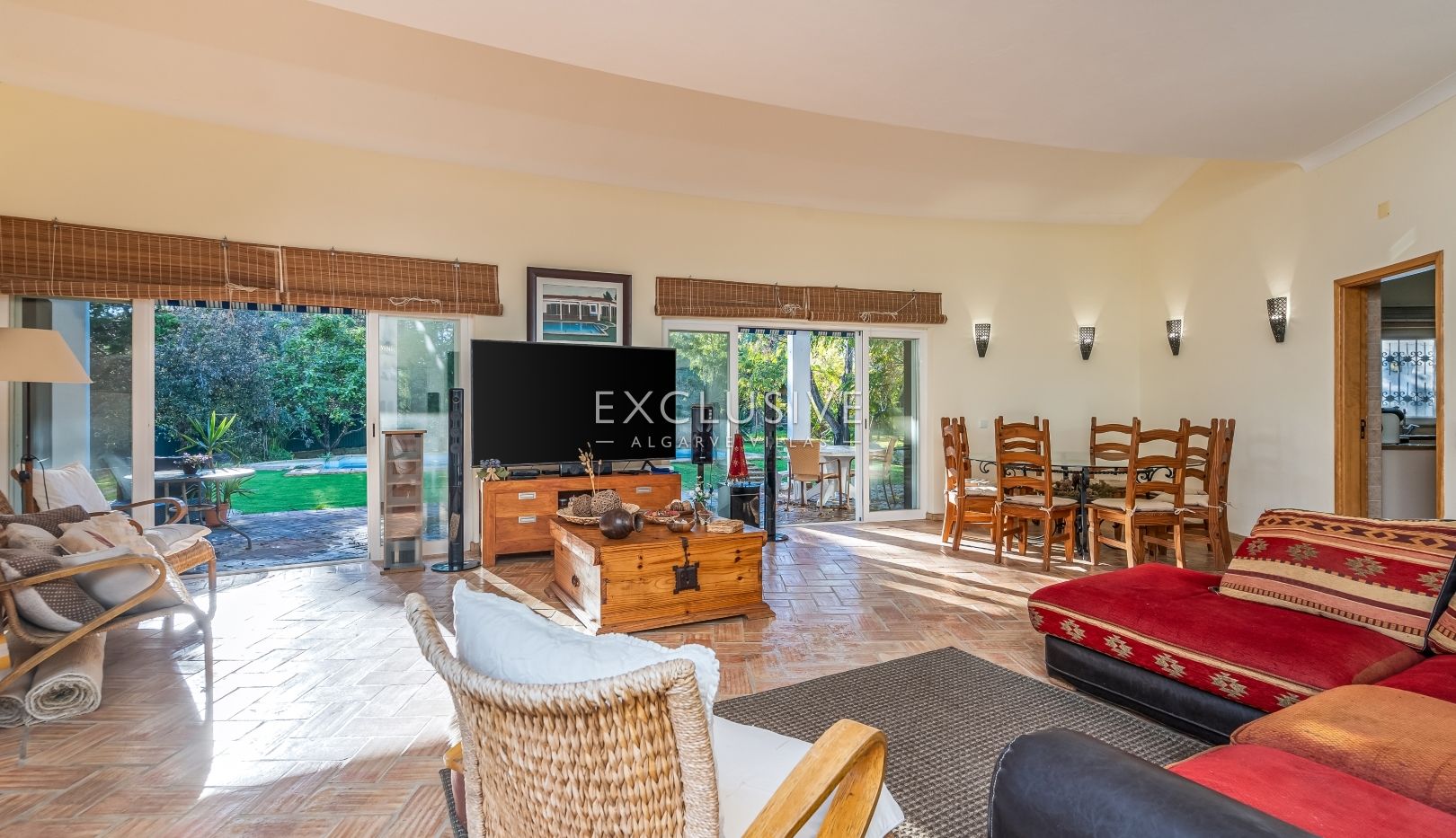 moradia V3+1 com Piscina e Jardim Interior, Carvoeiro, Lagoa