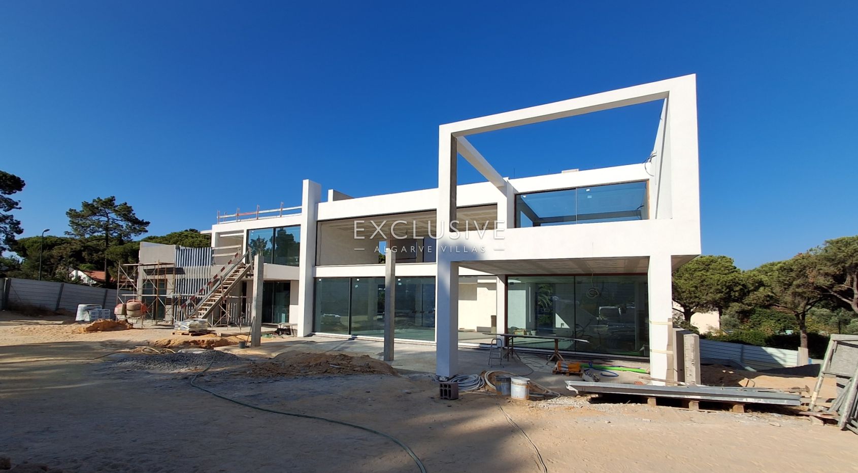 Luxury designer villa 4+1 bedrooms in VilaSol, Algarve