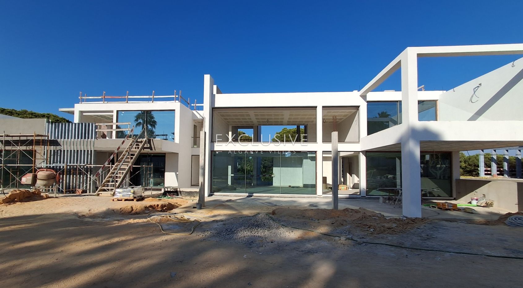 Luxury designer villa 4+1 bedrooms in VilaSol, Algarve