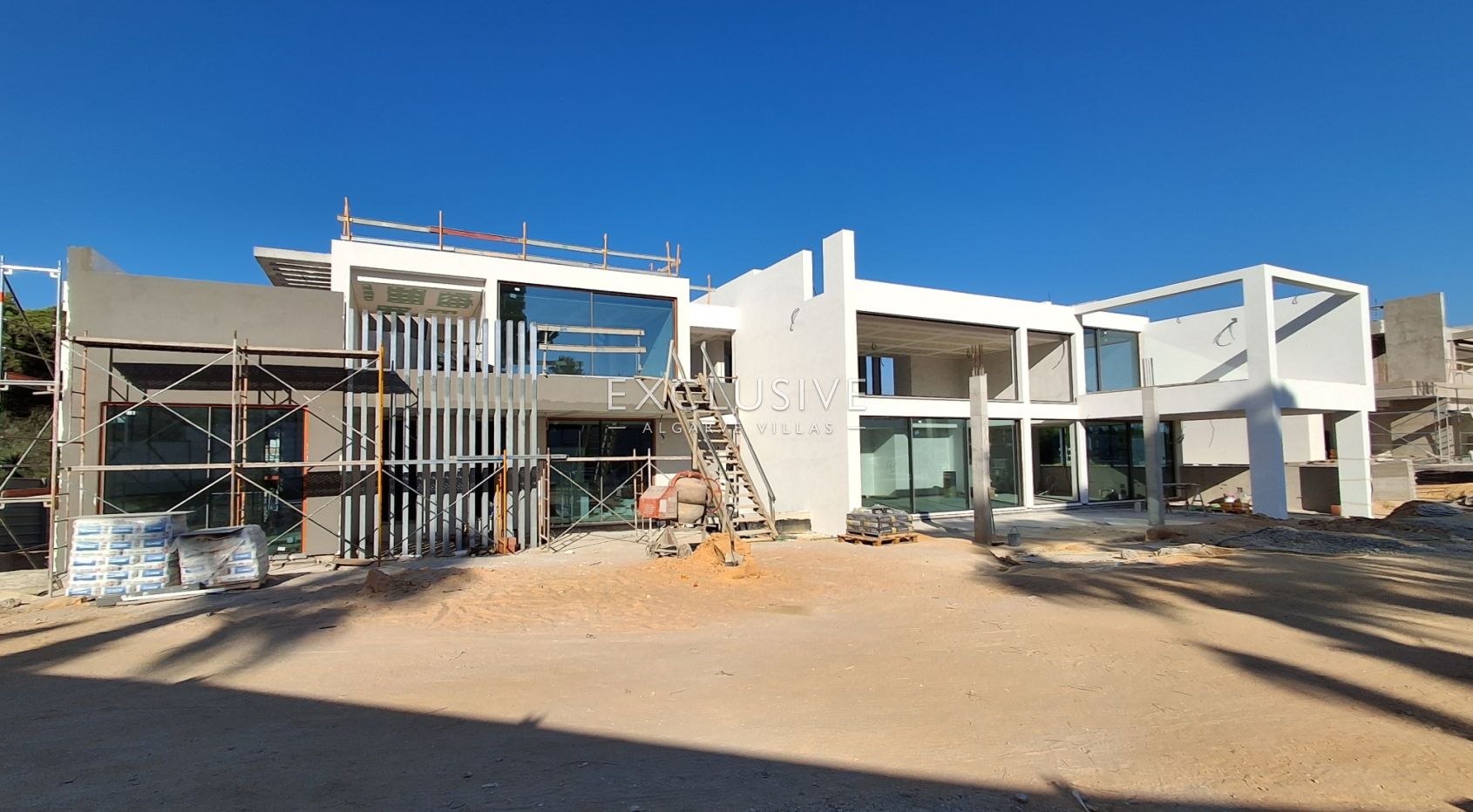 Luxury designer villa 4+1 bedrooms in VilaSol, Algarve