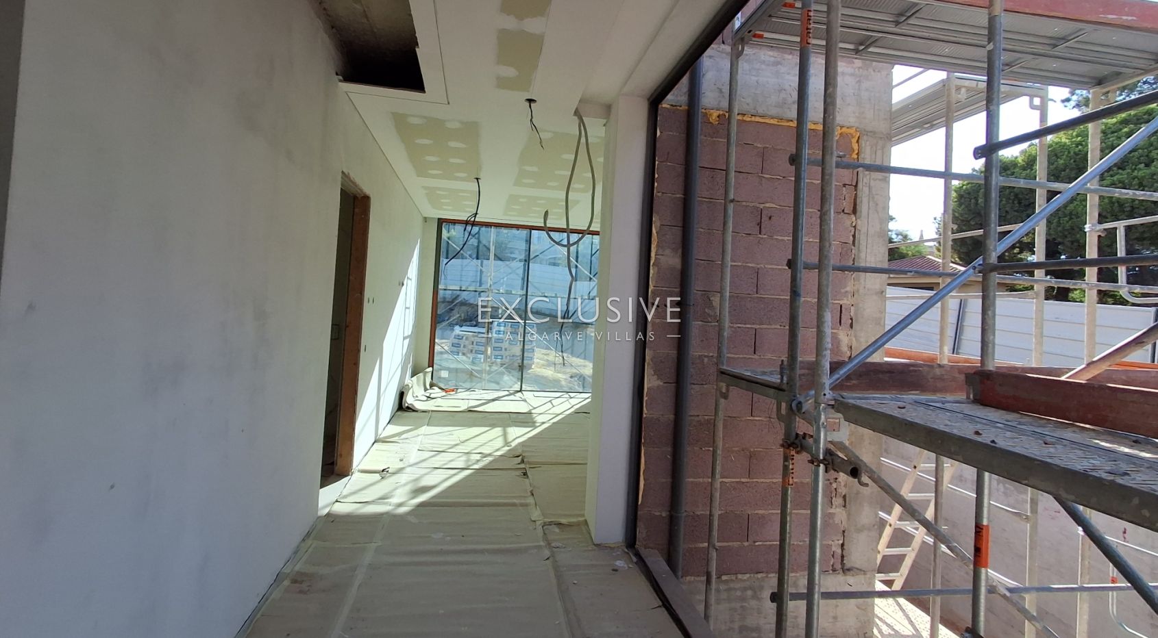 Luxury designer villa 4+1 bedrooms in VilaSol, Algarve