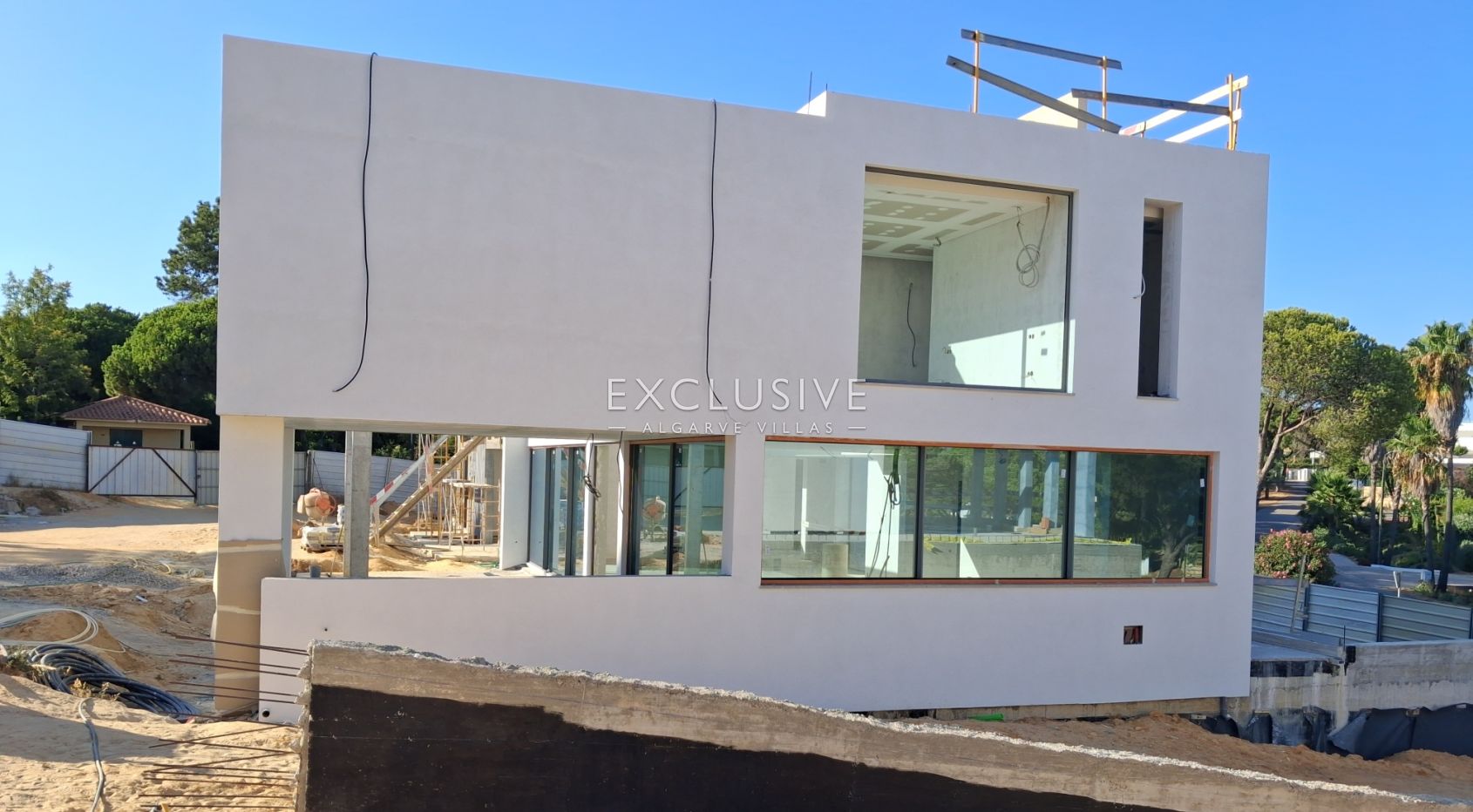 Luxury designer villa 4+1 bedrooms in VilaSol, Algarve
