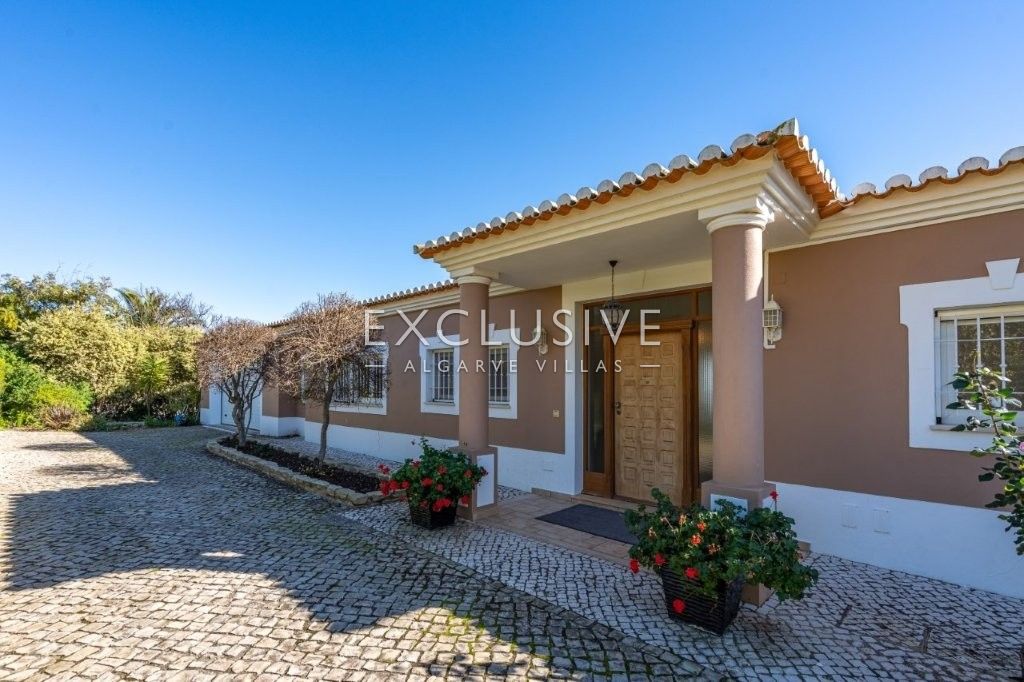 Luxurious Coastal Villa with Stunning Sea Views in Reserva da Luz, Lagos