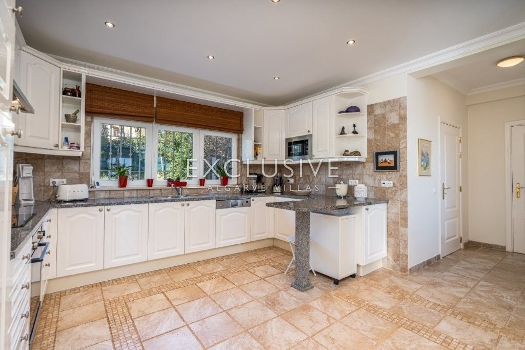 Luxurious Coastal Villa with Stunning Sea Views in Reserva da Luz, Lagos
