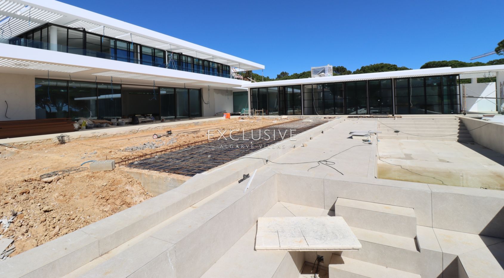 Superb luxury villa 6+2 bedrooms near Ancao beach in golden triangle Algarve