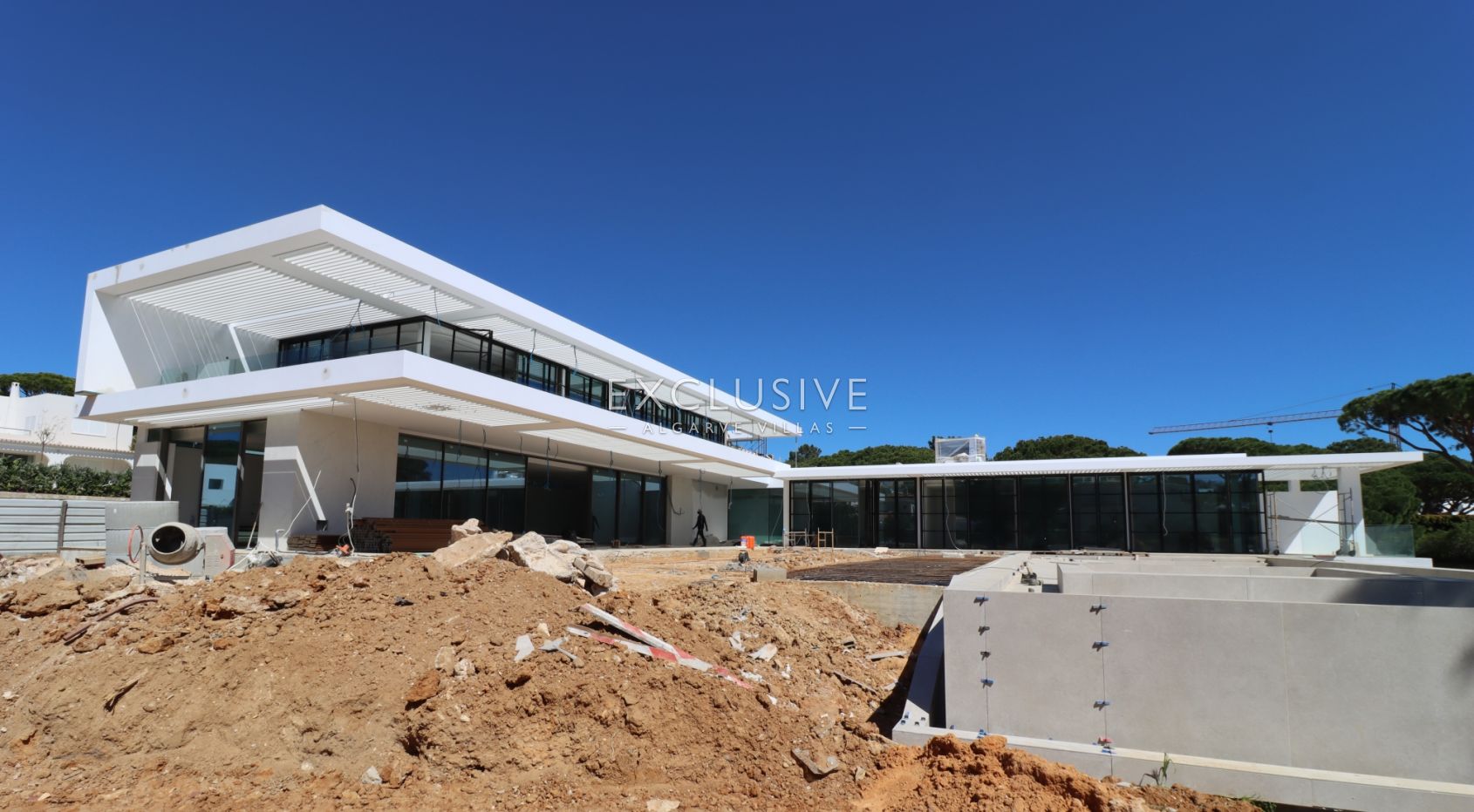 Superb luxury villa 6+2 bedrooms near Ancao beach in golden triangle Algarve