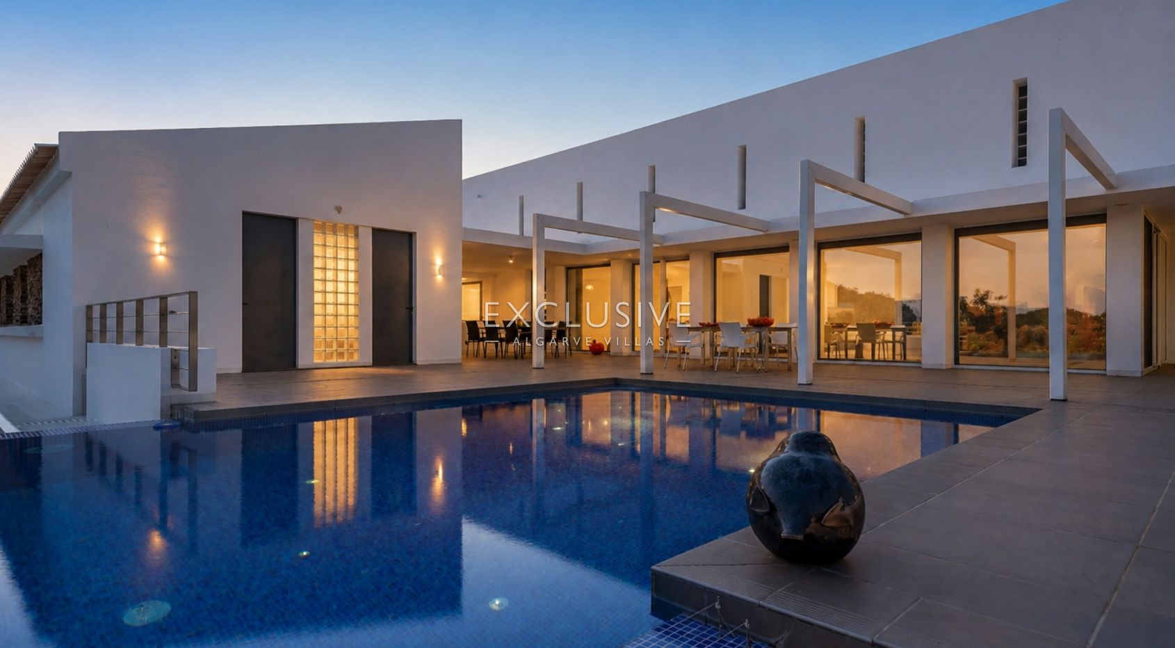 Design villa in the Caramujeira with panoramic coastal views