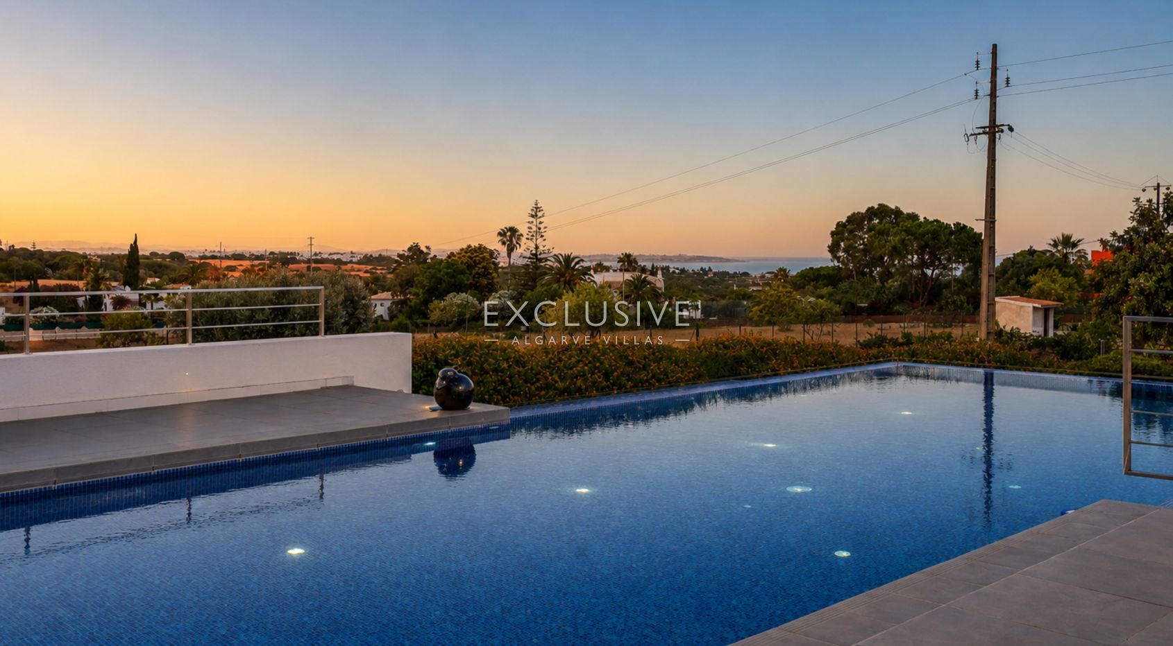 Design villa in the Caramujeira with panoramic coastal views