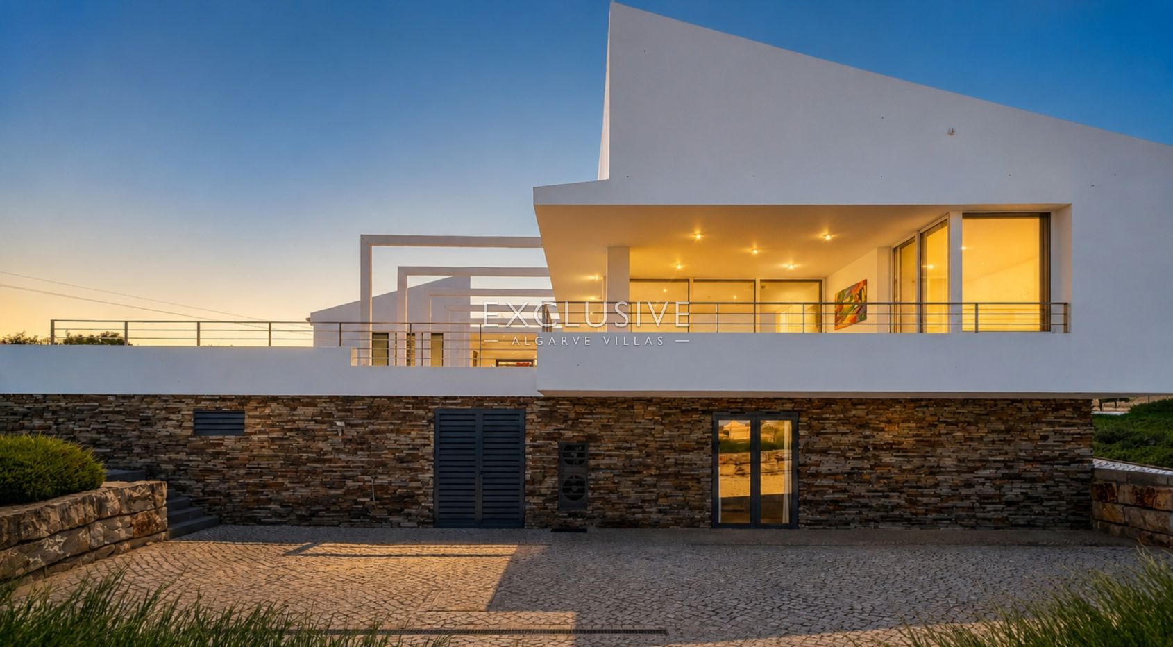 Design villa in the Caramujeira with panoramic coastal views