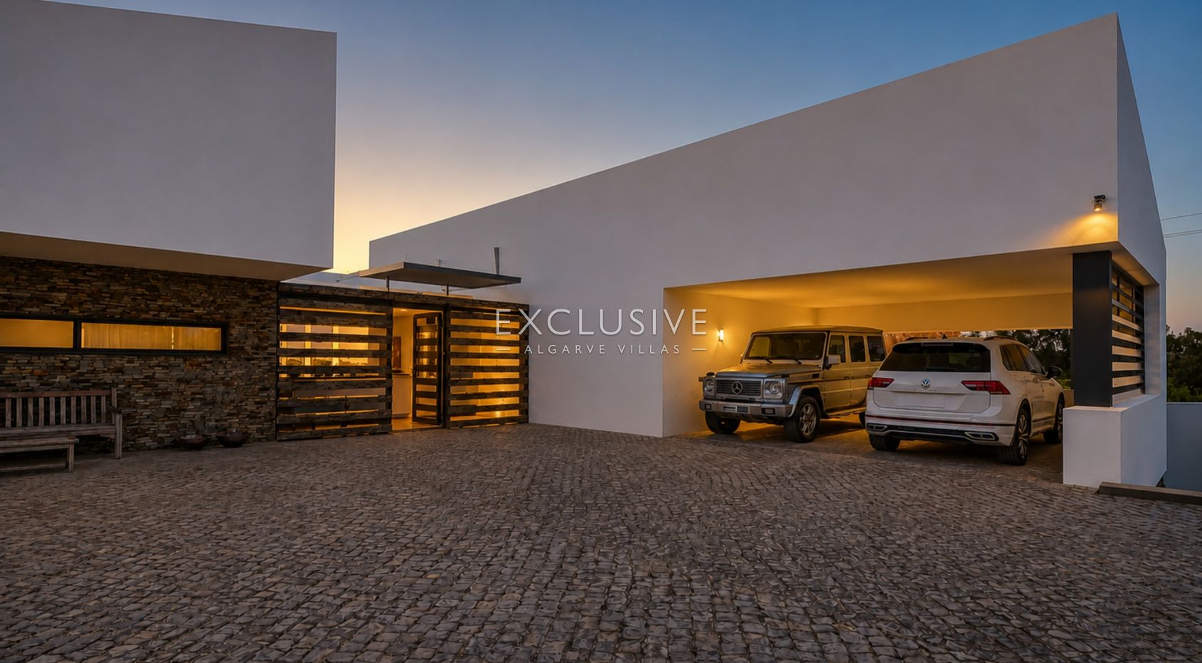 Design villa in the Caramujeira with panoramic coastal views