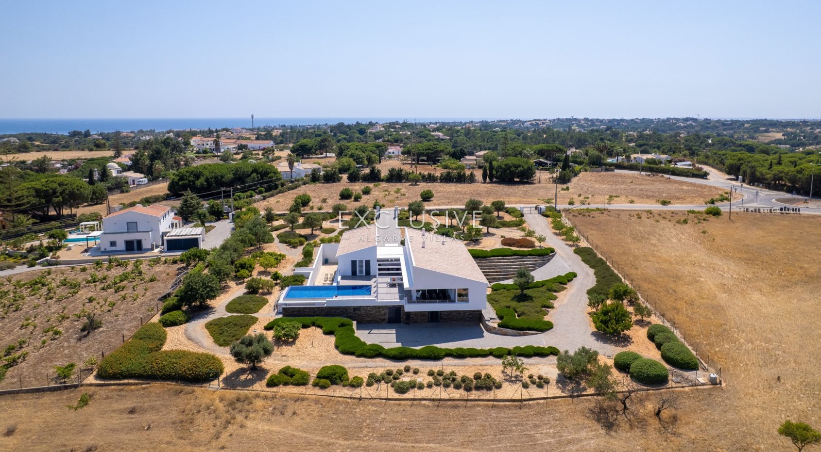 Design villa in the Caramujeira with panoramic coastal views