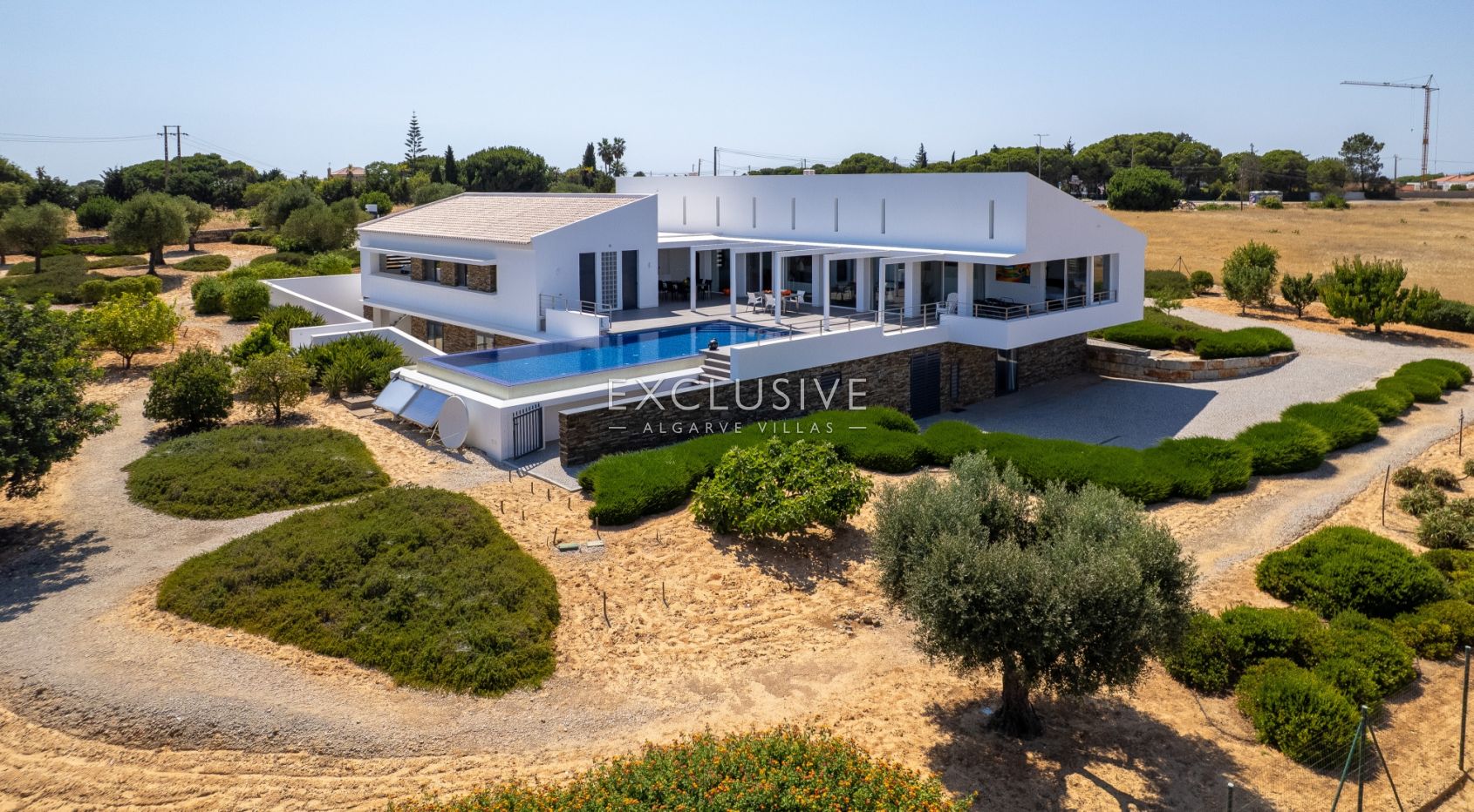 Design villa in the Caramujeira with panoramic coastal views
