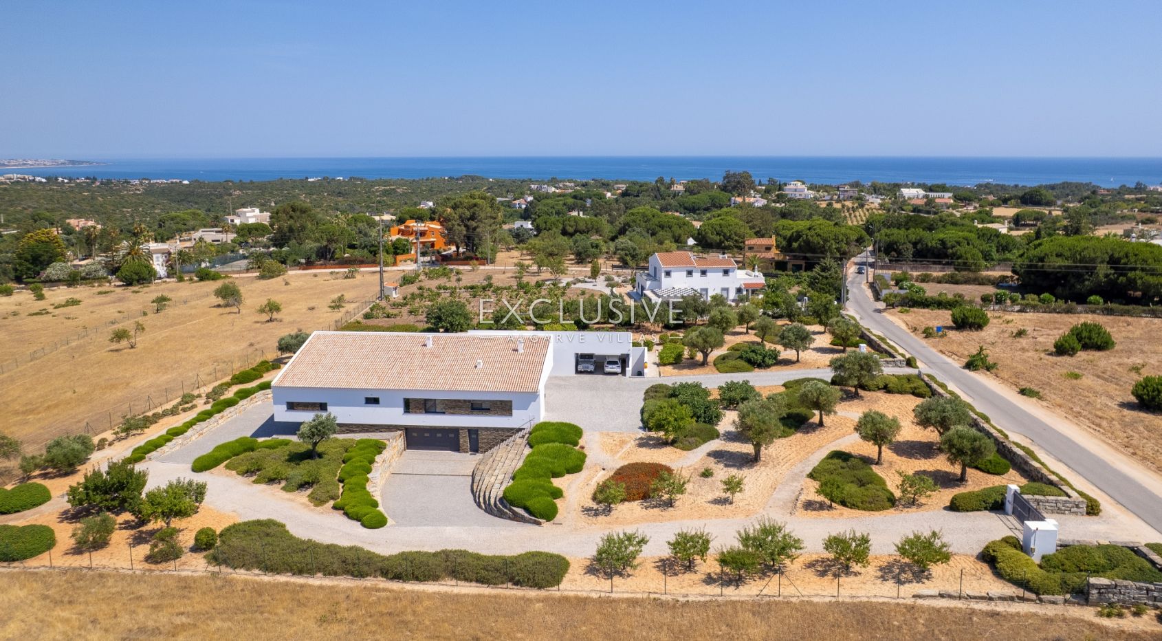 Design villa in the Caramujeira with panoramic coastal views