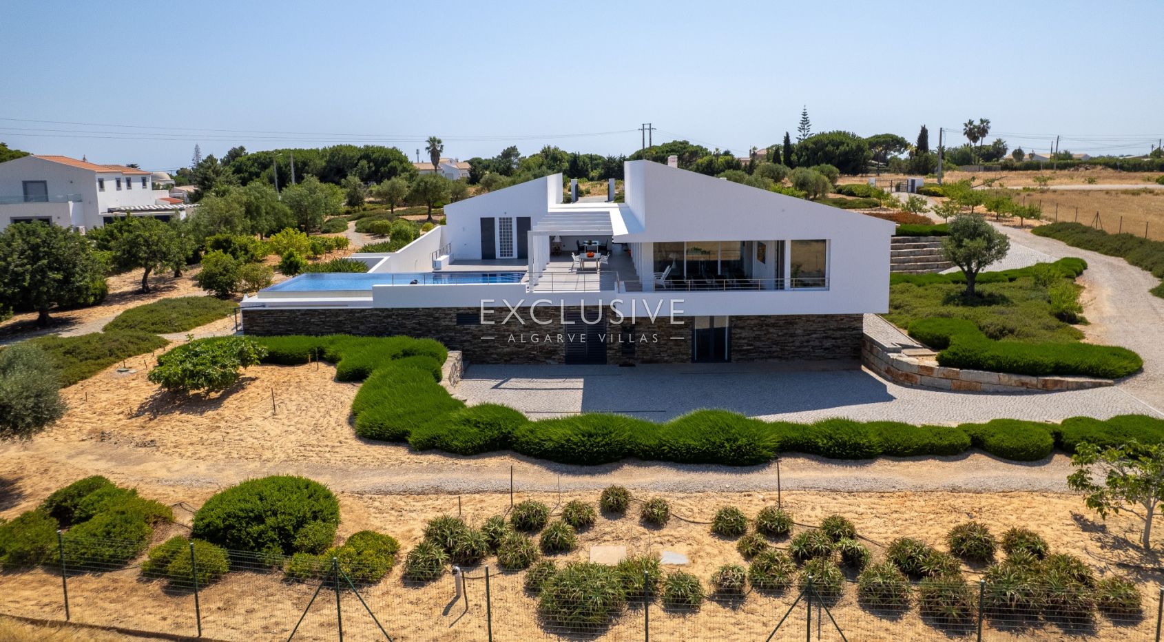 Design villa in the Caramujeira with panoramic coastal views