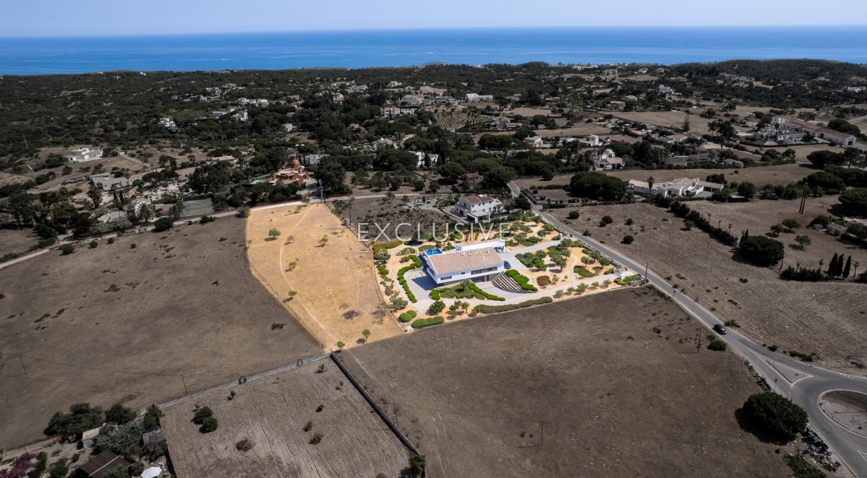 Design villa in the Caramujeira with panoramic coastal views