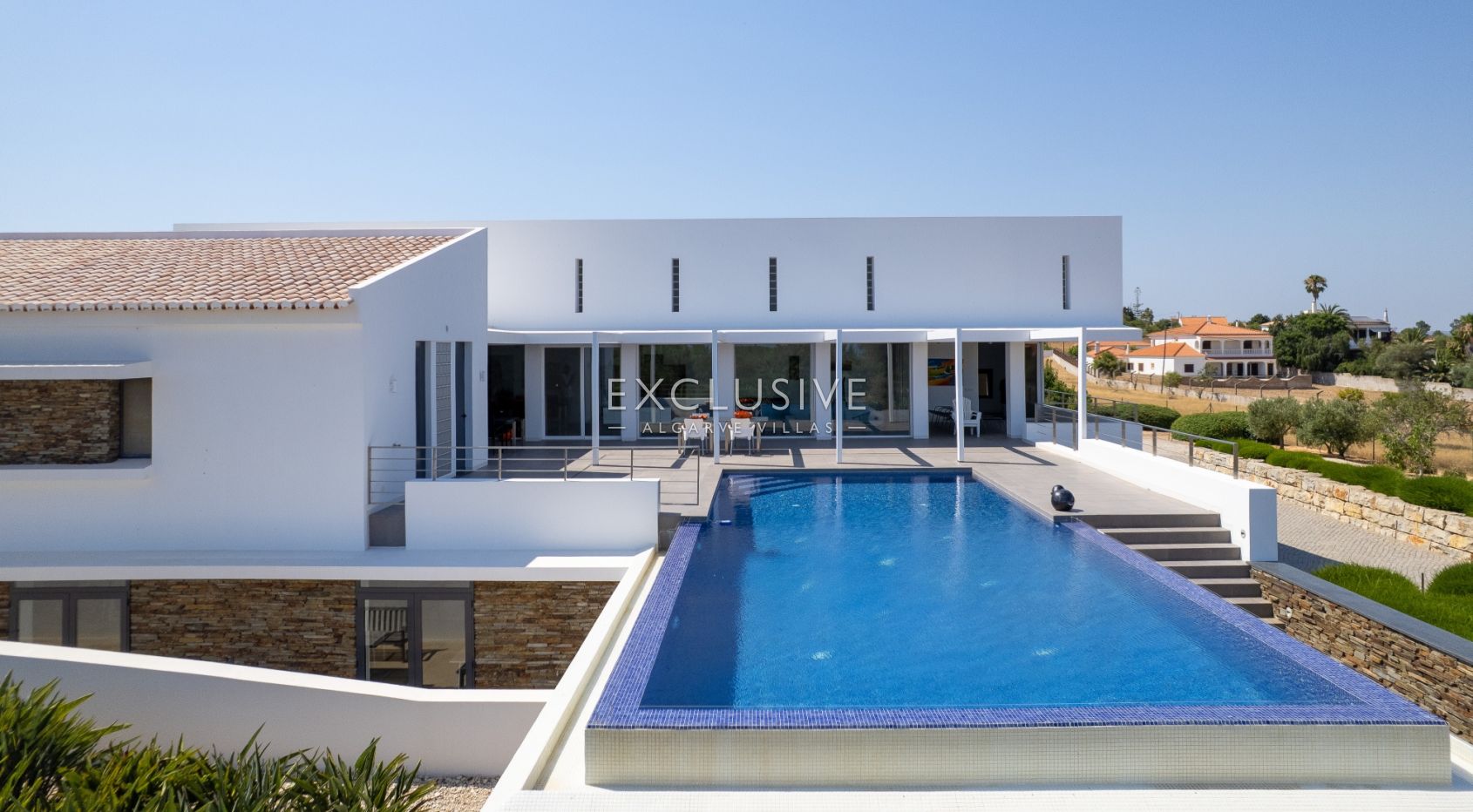 Design villa in the Caramujeira with panoramic coastal views