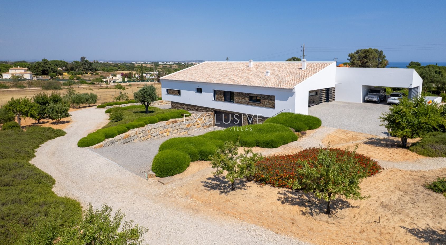 Design villa in the Caramujeira with panoramic coastal views