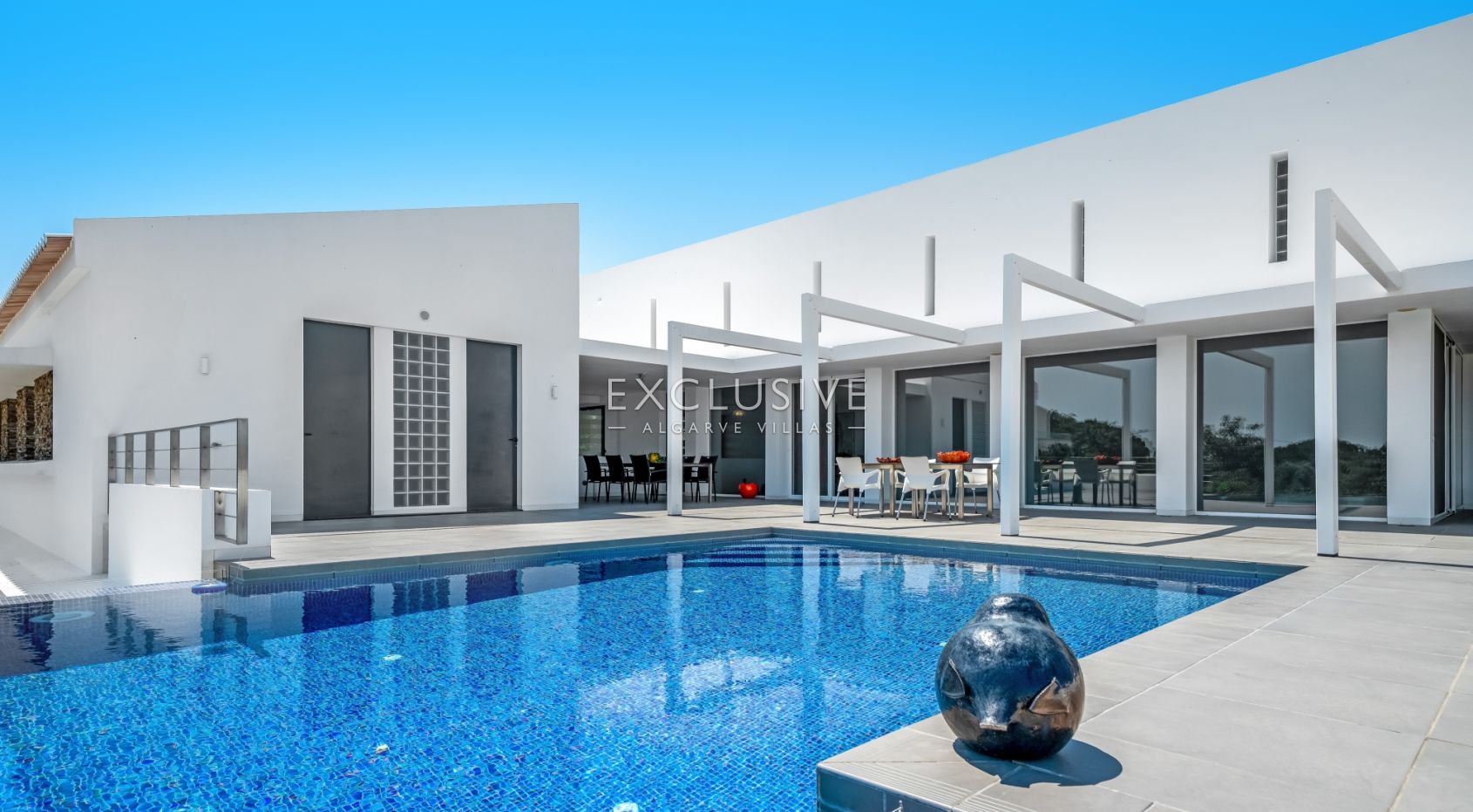 Design villa in the Caramujeira with panoramic coastal views
