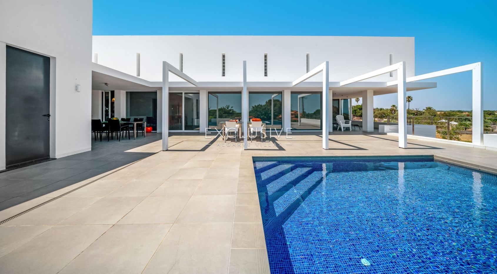 Design villa in the Caramujeira with panoramic coastal views