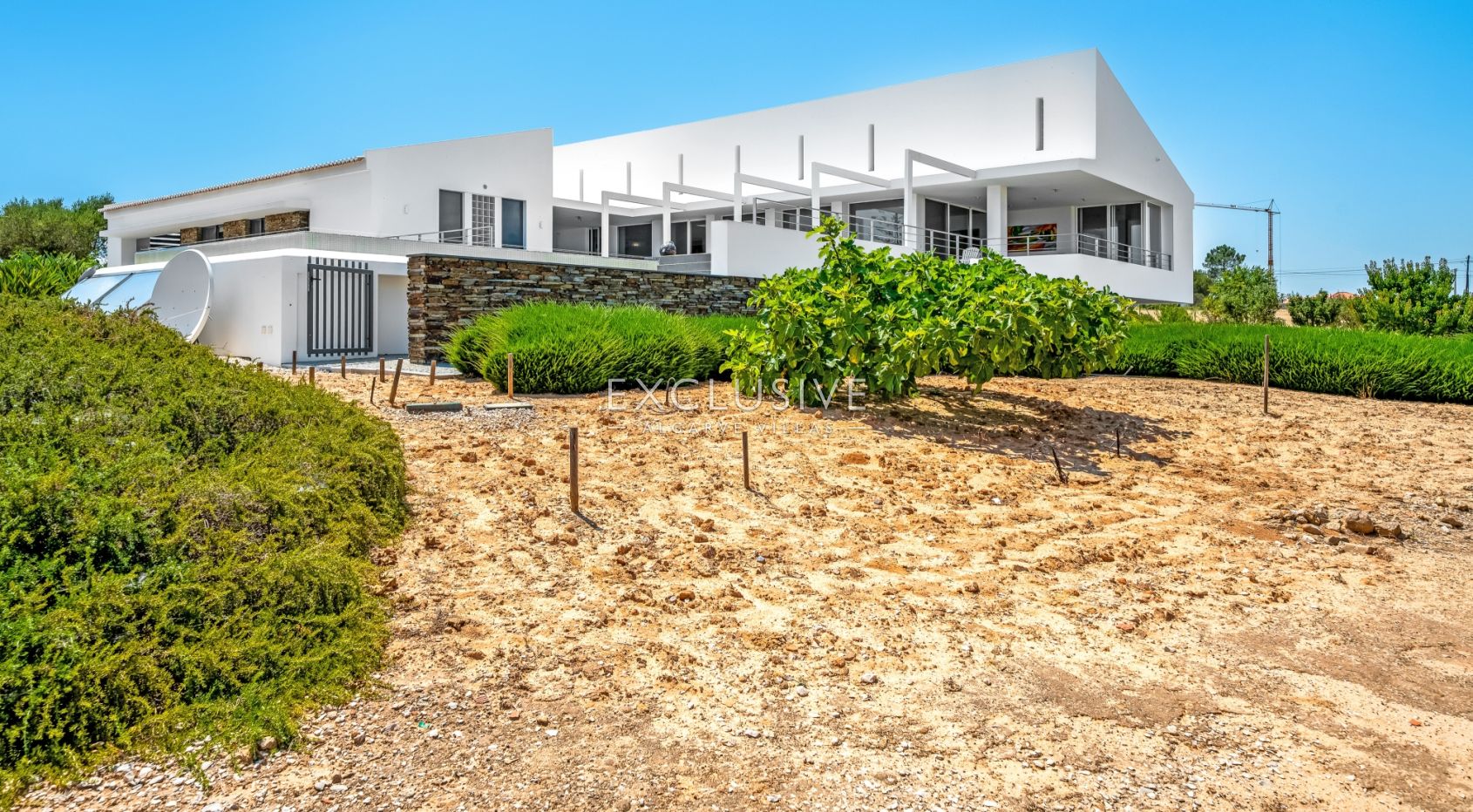 Design villa in the Caramujeira with panoramic coastal views