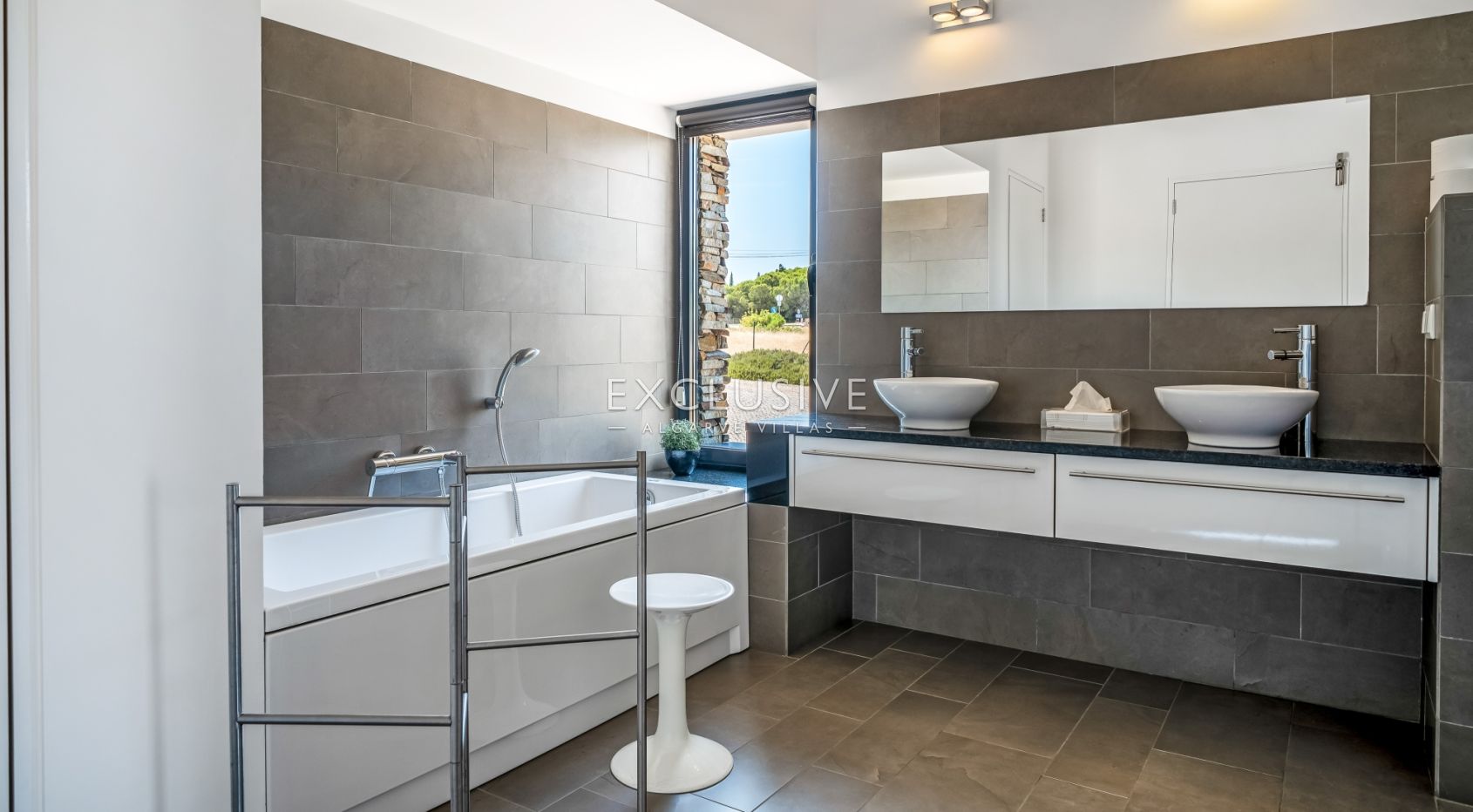 Design villa in the Caramujeira with panoramic coastal views