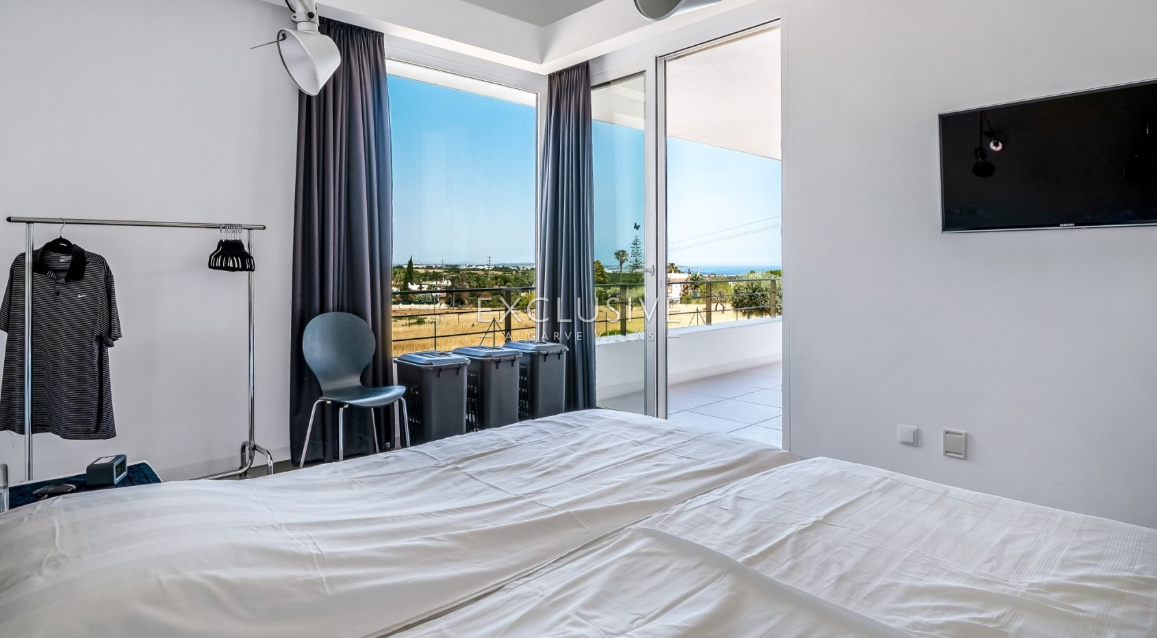 Design villa in the Caramujeira with panoramic coastal views