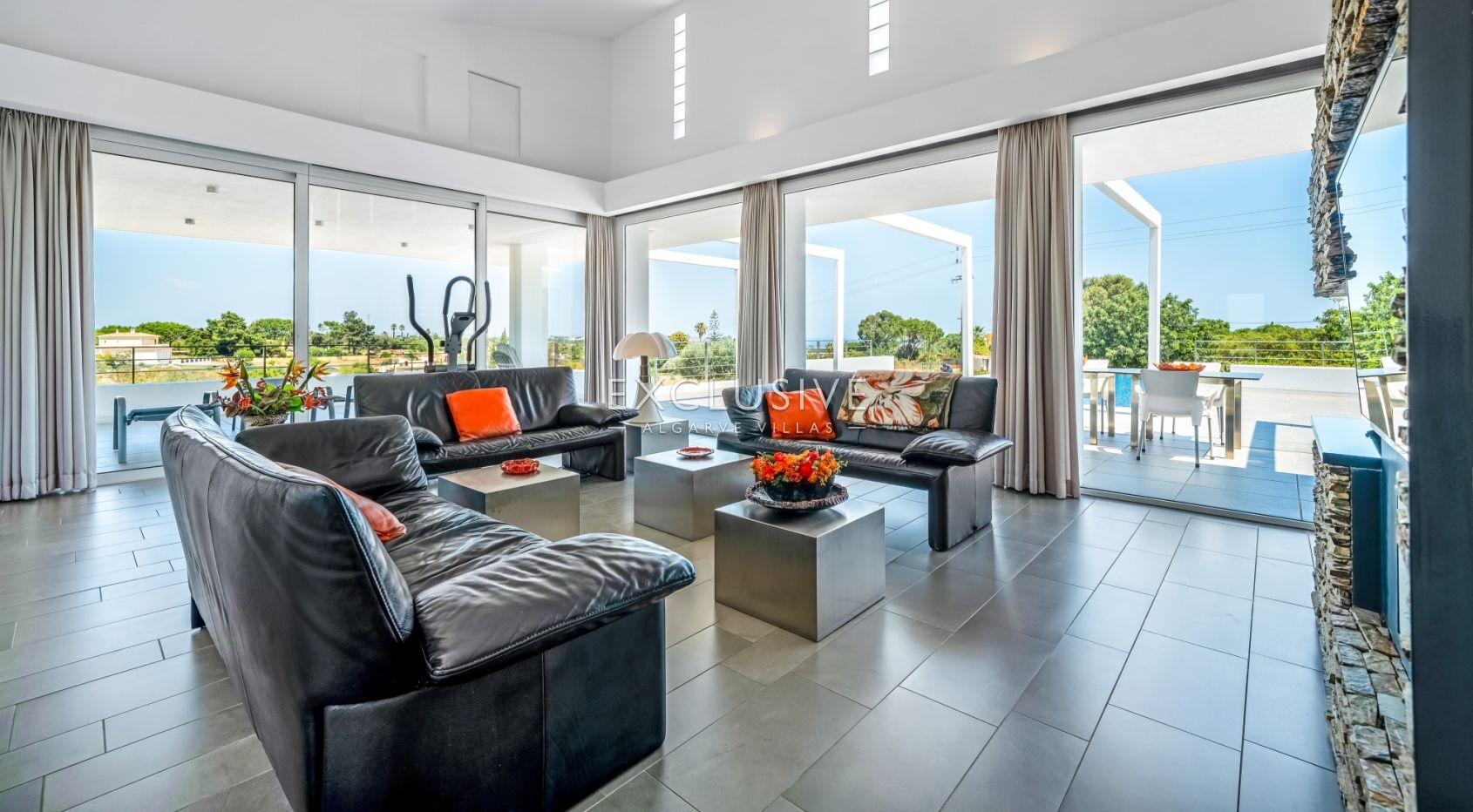 Design villa in the Caramujeira with panoramic coastal views