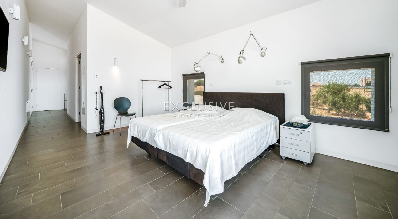 Design villa in the Caramujeira with panoramic coastal views