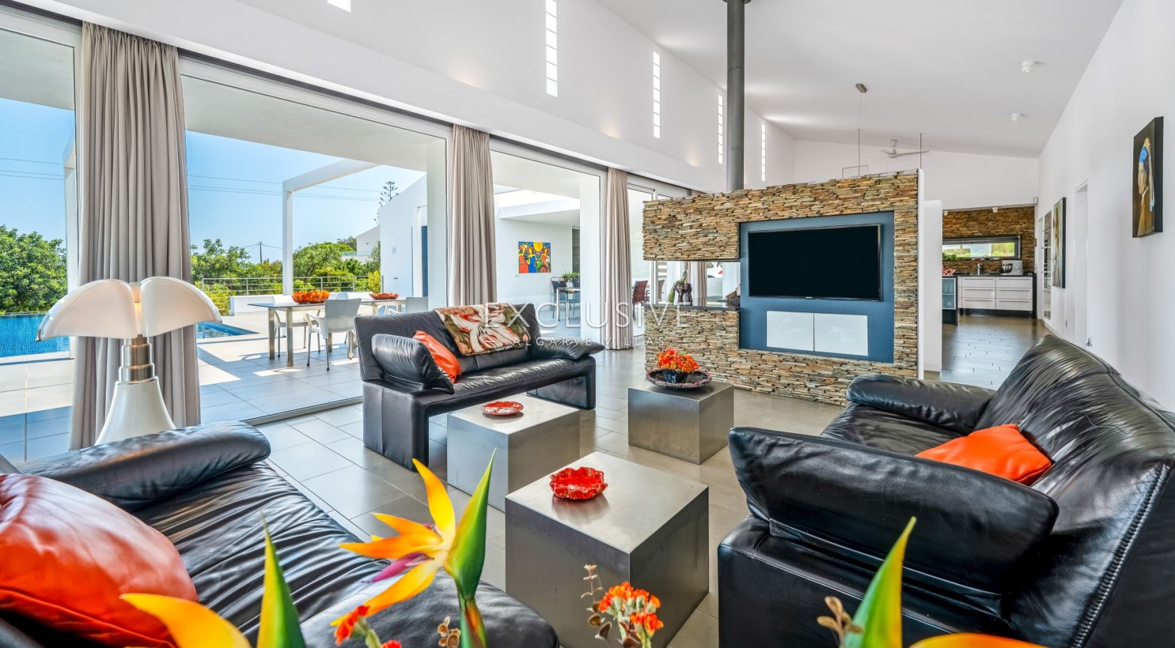 Design villa in the Caramujeira with panoramic coastal views