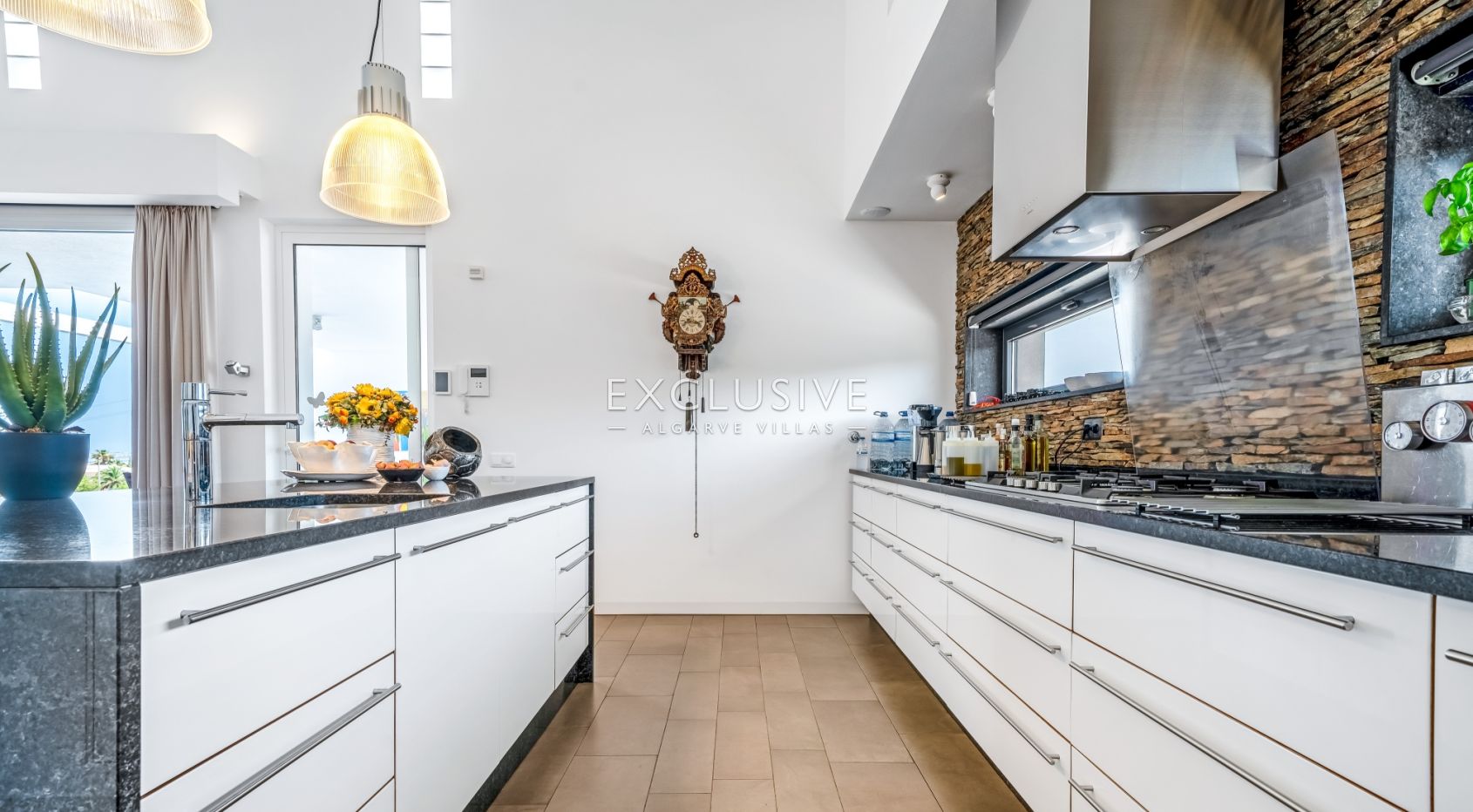 Design villa in the Caramujeira with panoramic coastal views