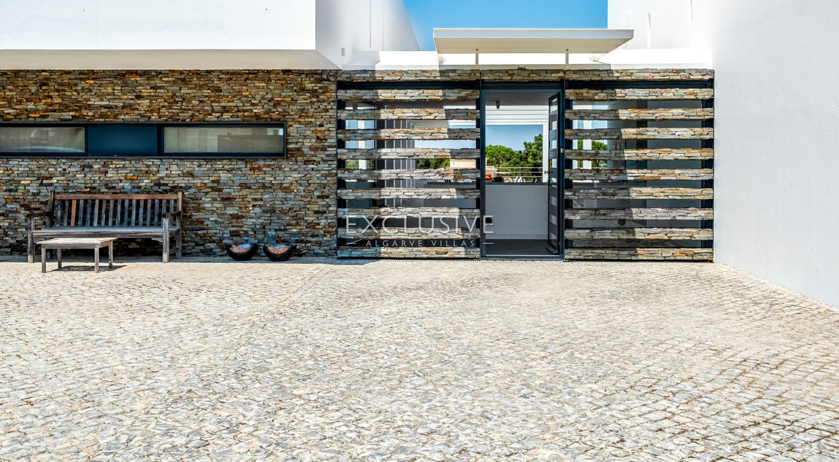 Design villa in the Caramujeira with panoramic coastal views