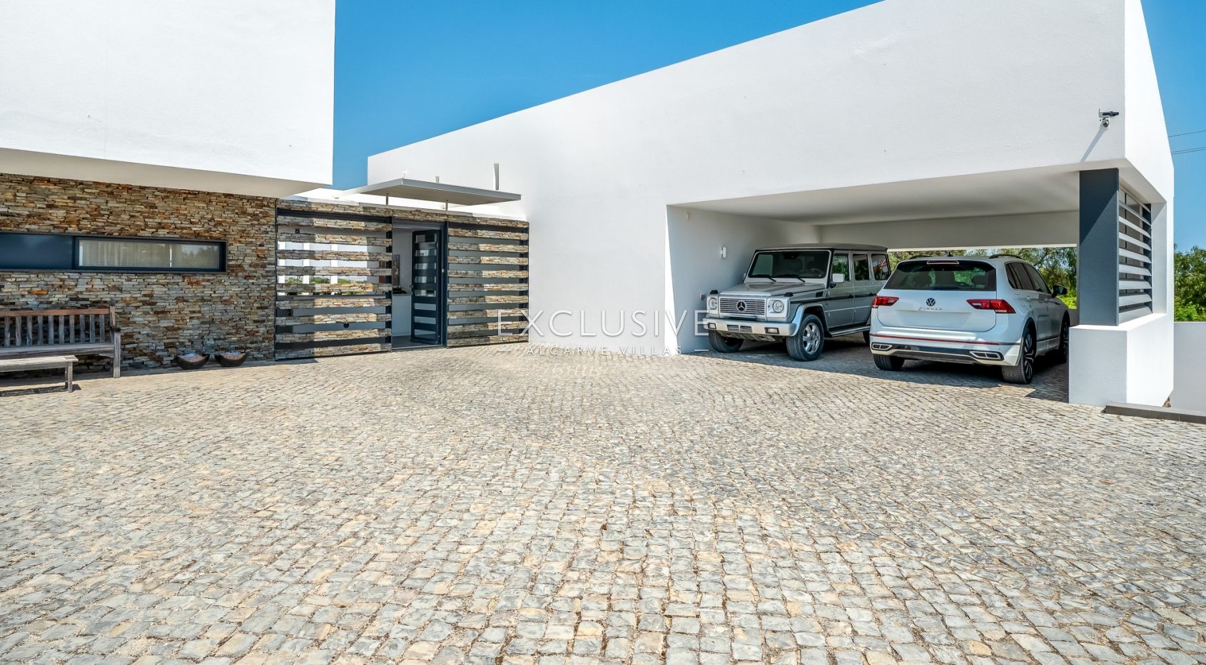 Design villa in the Caramujeira with panoramic coastal views