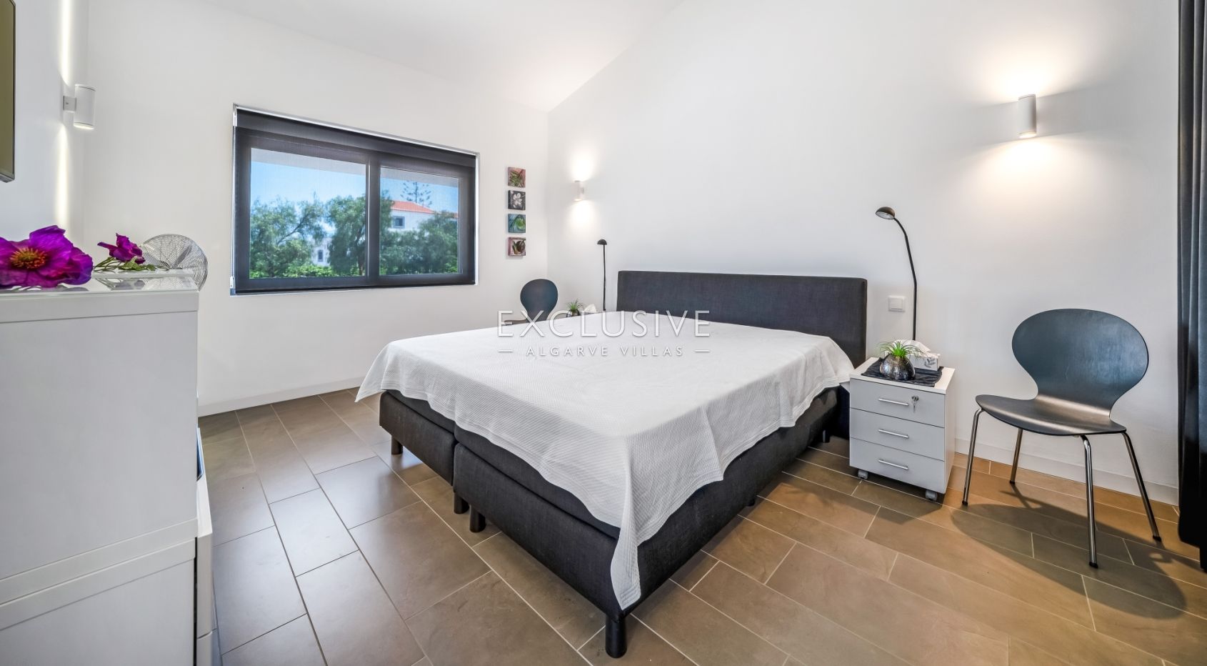 Design villa in the Caramujeira with panoramic coastal views