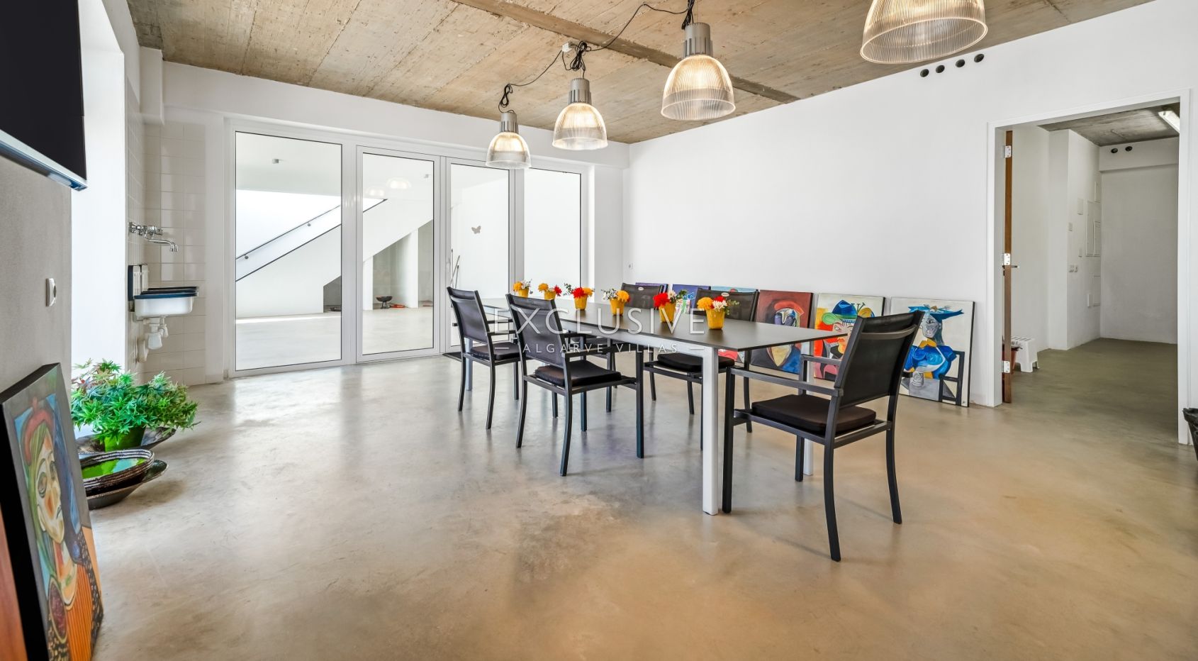 Design villa in the Caramujeira with panoramic coastal views