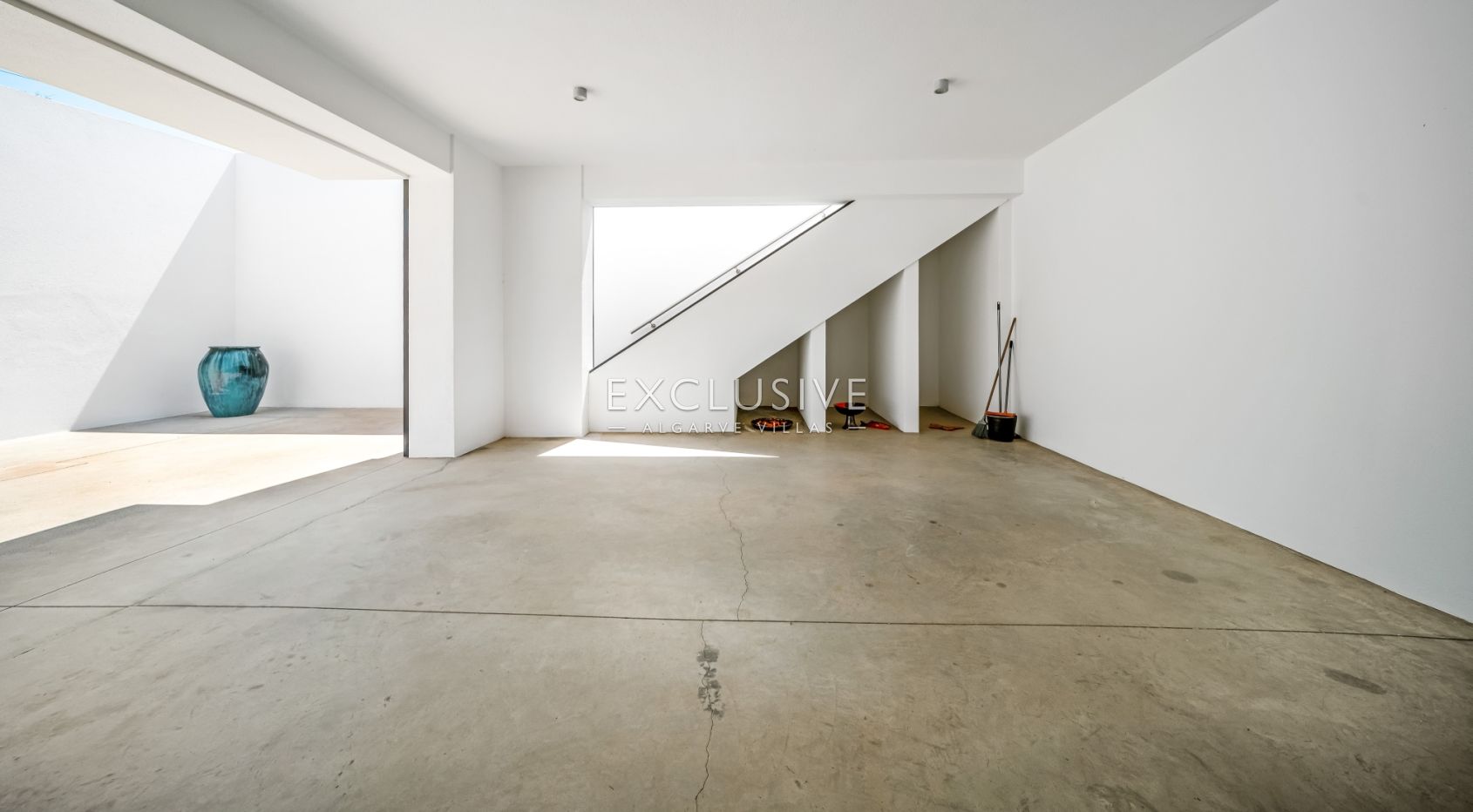 Design villa in the Caramujeira with panoramic coastal views