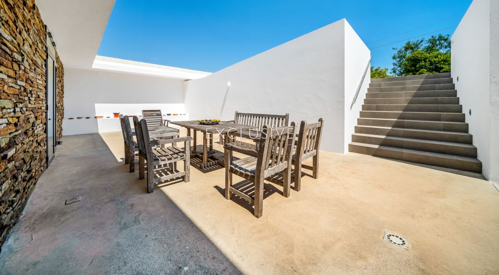 Design villa in the Caramujeira with panoramic coastal views
