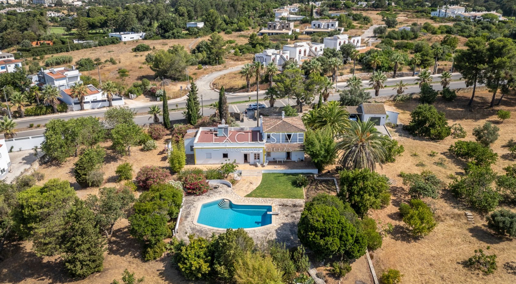 Quinta style property, plus ruin with 25960m2 plot, close to beaches, Alvor, Algarve