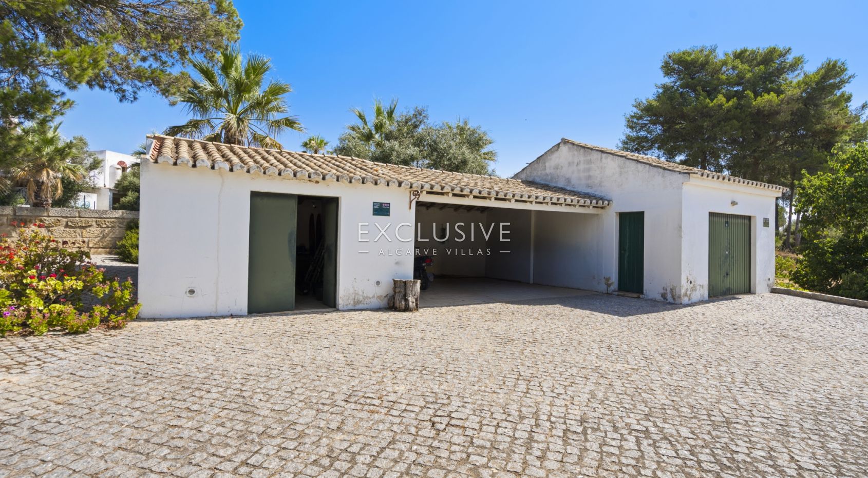 Quinta style property, plus ruin with 25960m2 plot, close to beaches, Alvor, Algarve