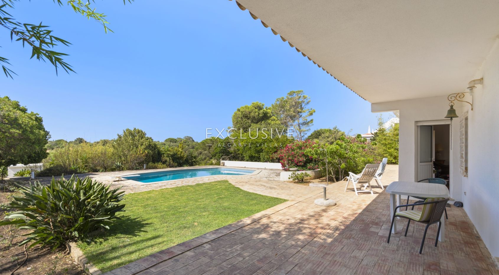 Quinta style property, plus ruin with 25960m2 plot, close to beaches, Alvor, Algarve