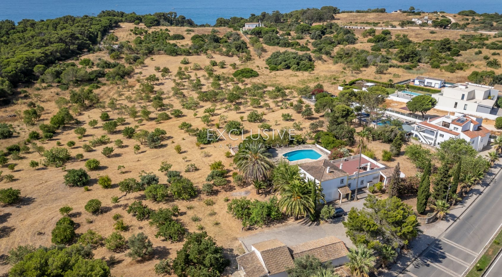 Quinta style property, plus ruin with 25960m2 plot, close to beaches, Alvor, Algarve