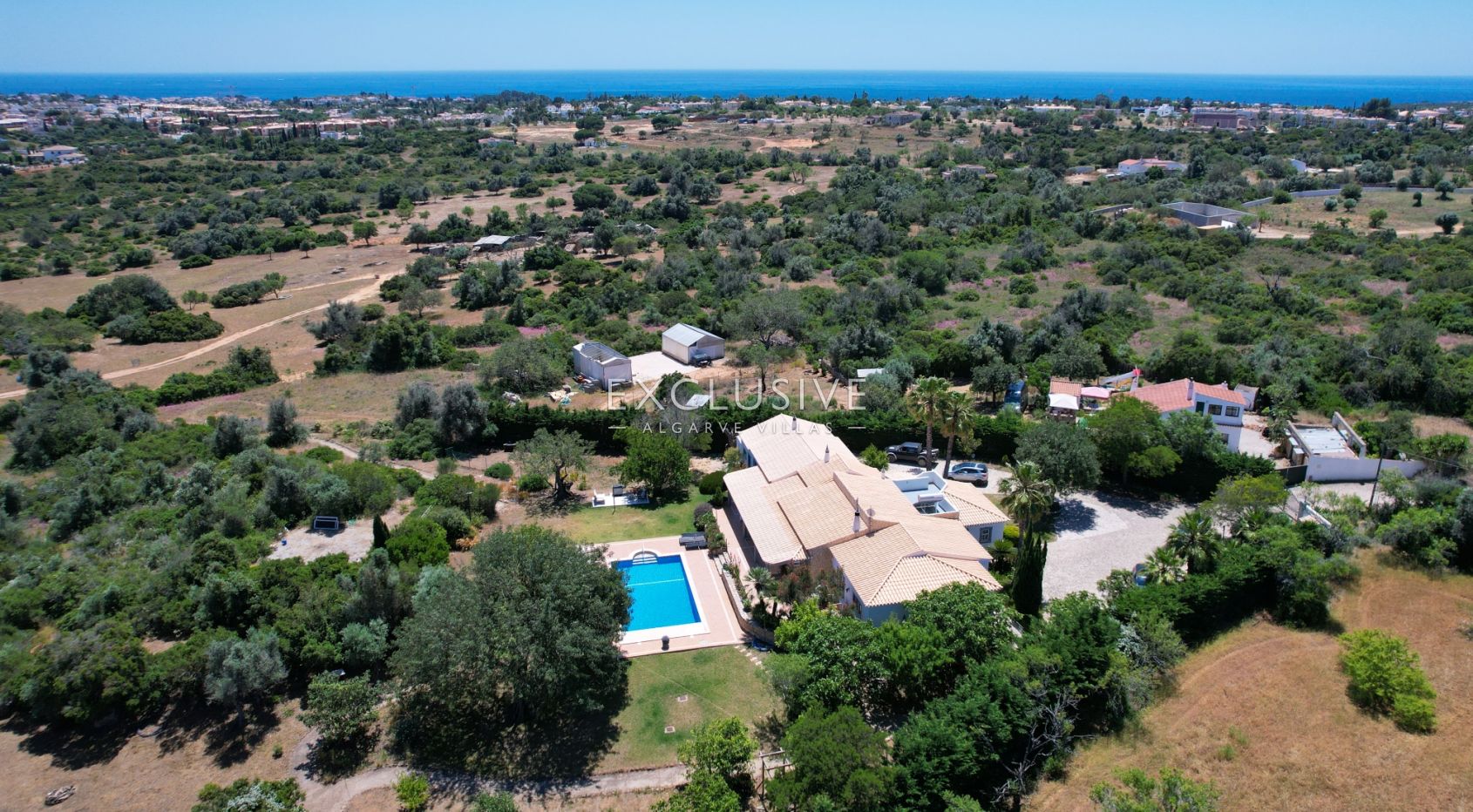 Moradia com 4 + 2 quartos e grande terreno a Carvoeiro