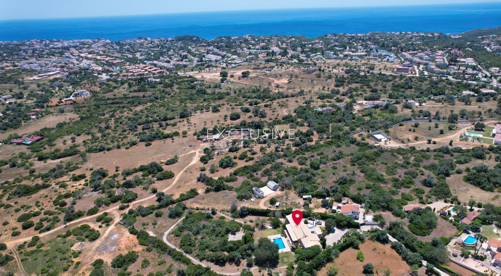 Moradia com 4 + 2 quartos e grande terreno a Carvoeiro