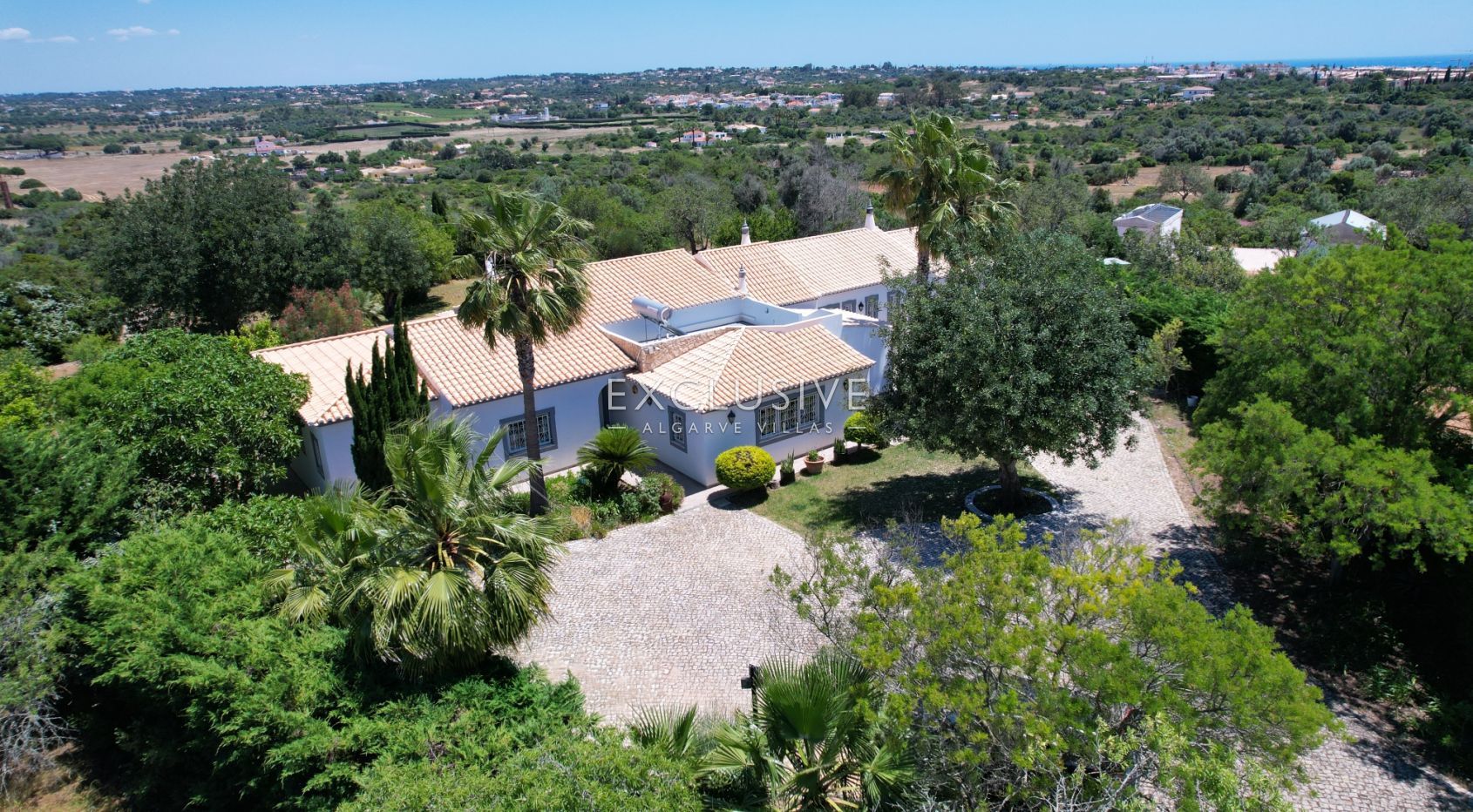 Moradia com 4 + 2 quartos e grande terreno a Carvoeiro