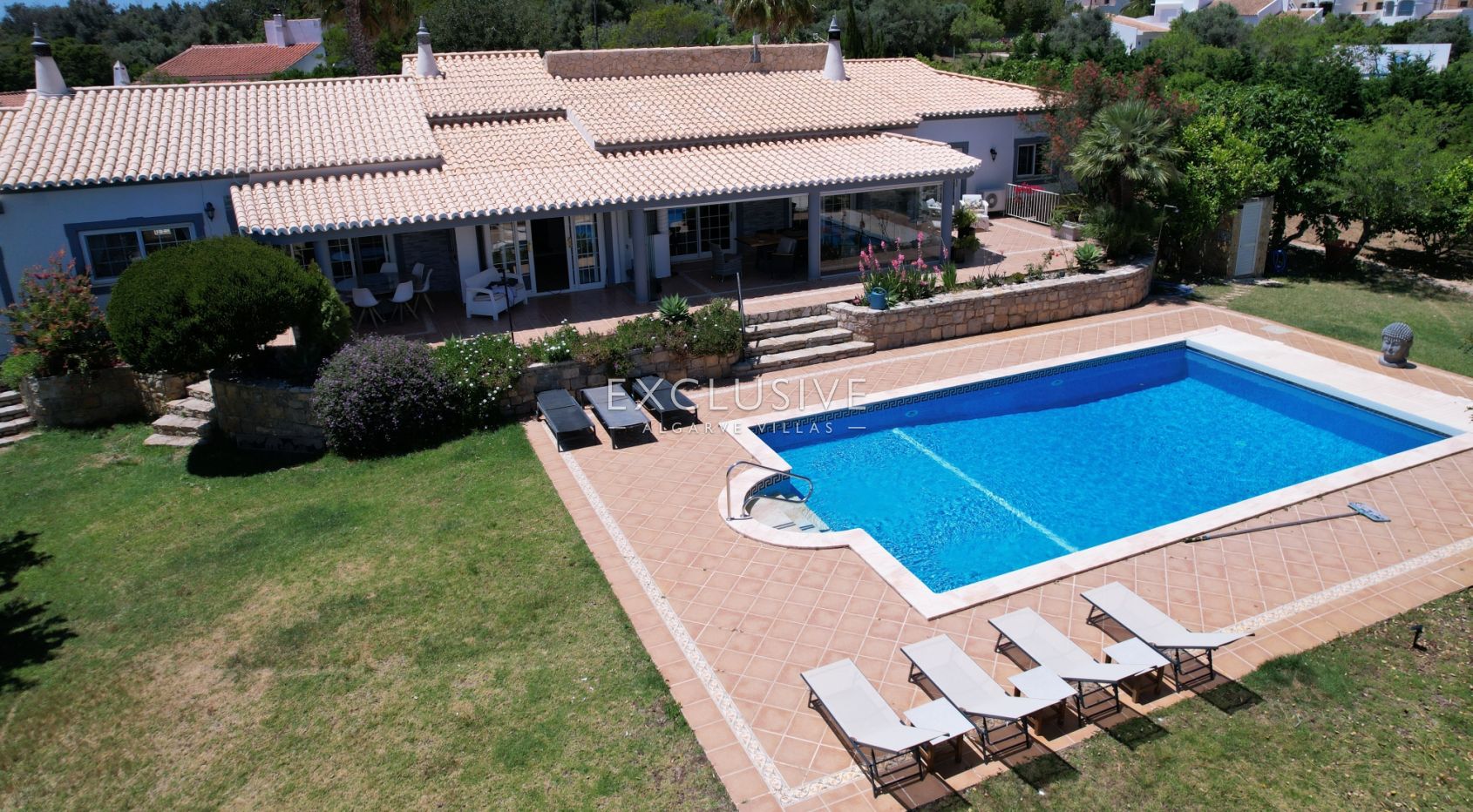 Moradia com 4 + 2 quartos e grande terreno a Carvoeiro